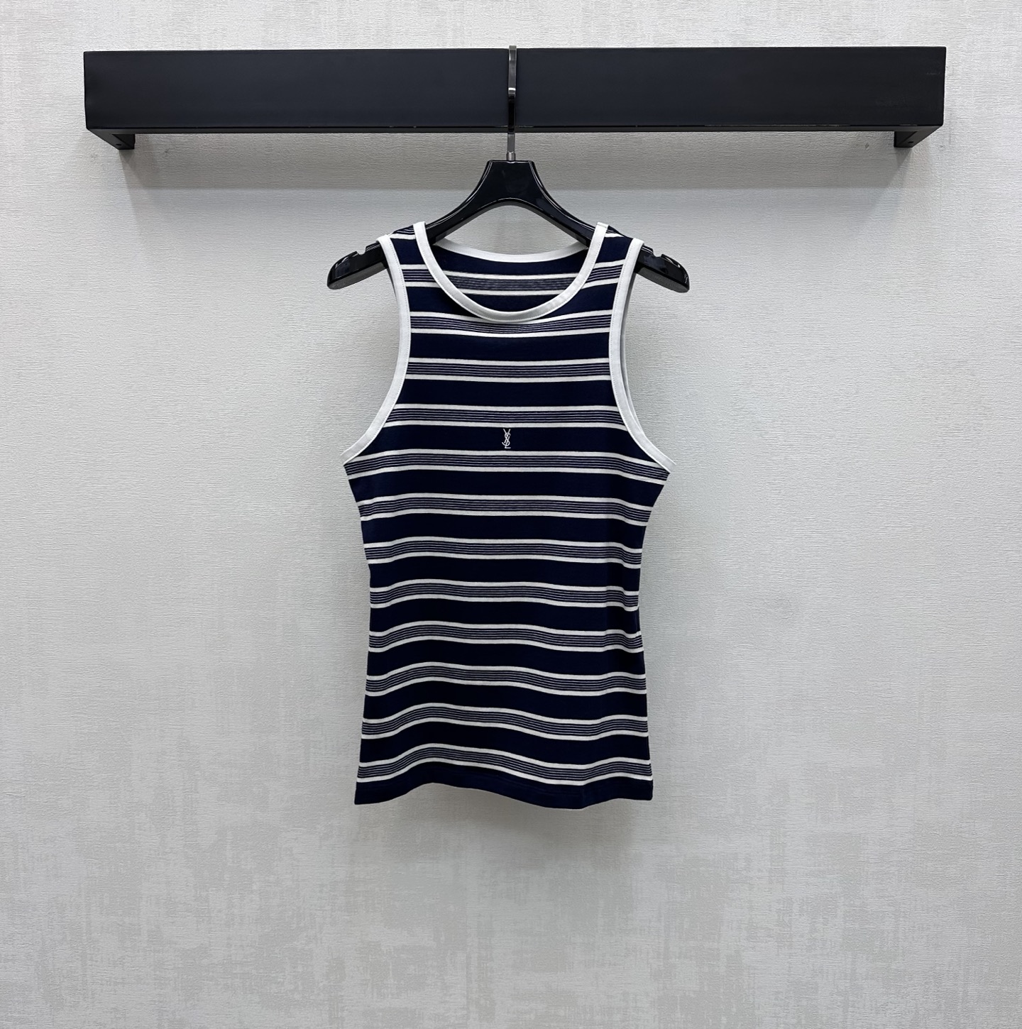 NO:798678,Ysl/Saint Laurent*2026 new product launch embroidered logo striped vest customized YB imported virgin cotton material, full of texture, comfortable and breathable, collar and cuffs are designed with threaded contrasting details to add layering to the look. Pinstripe elements are all over the body. It is decorated with the iconic letter embroidered logo in the center of the chest to highlight the brand tone. Development of surface accessories. Regular round neck vest tailoring. Stylish when worn alone. High version, saint laurent, saint  laurent,19860909Ysl / Saint Laurent*2026新品上架刺绣徽标条纹背心定制YB进口原生全棉材质 质感十足 舒适透气 领口袖口沿用螺纹包边撞色细节设计 增添造型层次感 通体满铺细条纹元素 配合胸前居中点缀标志性字母刺绣徽标装饰 彰显品牌调性 面辅料开发 常规圆领背心剪裁 单穿内搭出彩时髦 高版本,,saint laurent,saint laurent,,Women's clothing