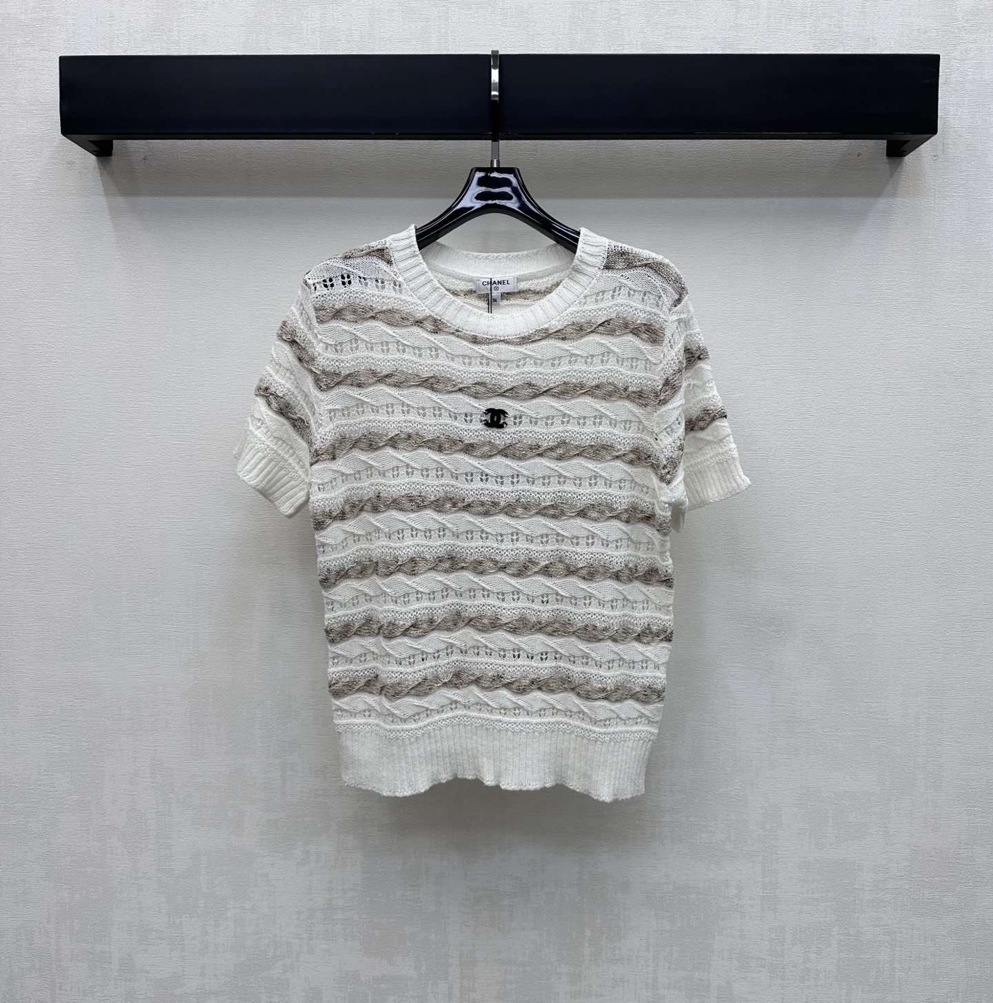 NO:798443,Chane*2026 new products are on the shelves. Hollow contrasting short-sleeved knitted custom YB imported blended wool knitted material. The texture is high-quality and the texture is obvious. The whole body is designed with spliced contrasting webbing elements. It is made with hollowing technology to add layering to the look. The iconic double C letter logo is decorated in the center of the chest to highlight the brand tone. Rich visual effects and beauty. Development of surface accessories. Round neck short-sleeved top tailoring. Casually match with bottoms for daily commuting to match the fashion trend.  High version 36 38 40,,chanel,T-shirt,19860909Chane*2026新品上架镂空撞色短袖针织定制YB进口混纺羊毛针织材质 质感上乘 肌理明显 通体沿用拼接撞色织带元素设计 配合镂空工艺制作 增添造型层次感 胸前居中点缀标志性双C字母徽标装饰 彰显品牌调性 丰富视觉效果和美感 面辅料开发 圆领短袖上衣剪裁 日常通勤随意搭配下装穿搭时尚潮流   高版本36 38 40,,chanel,T-shirt,,Women's clothing