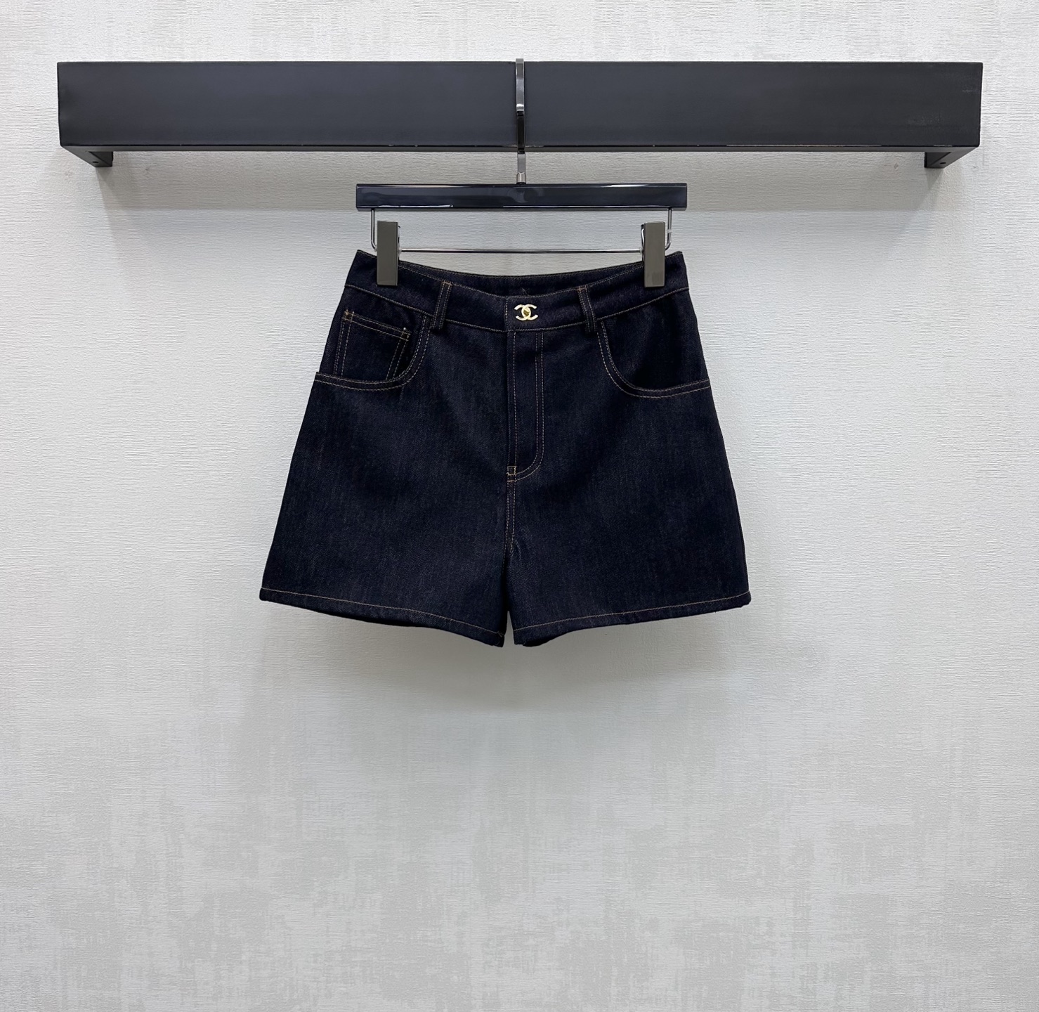 NO:799101,Chane*2026 new arrivals embroidered schoolbag buckle denim shorts customized with YB imported twill cotton denim material Comfortable, soft, breathable and easy to wear Multi-enzyme washing process Retro and fashionable High-waisted symmetrical pockets with double C embroidered letters on the back and contoured line cutting design to add layering to the look Iconic engraved double C letter snaps for adjustment and decoration Low-key highlight of the brand tone Simple and advanced surface accessories development High-waisted buttoned shorts tailoring Casual matching and high-end fashion  High version 4 colors 36 38 40,,chanel,shorts,19860909Chane*2026新品上架绣花书包扣牛仔短裤定制YB进口斜纹全棉牛仔材质 舒适柔软 透气好穿 多重酵素水洗工艺处理 复古又时尚 高腰对称口袋配合后腰双C绣花字母轮廓压线裁剪设计 增添造型层次感 标志性刻印双C字母按扣调节装饰 低调彰显品牌调性 简约高级 面辅料开发 高腰系扣短裤剪裁 随意搭配穿搭高级时髦  高版本4色36 38 40,,chanel,shorts,,Women's clothing