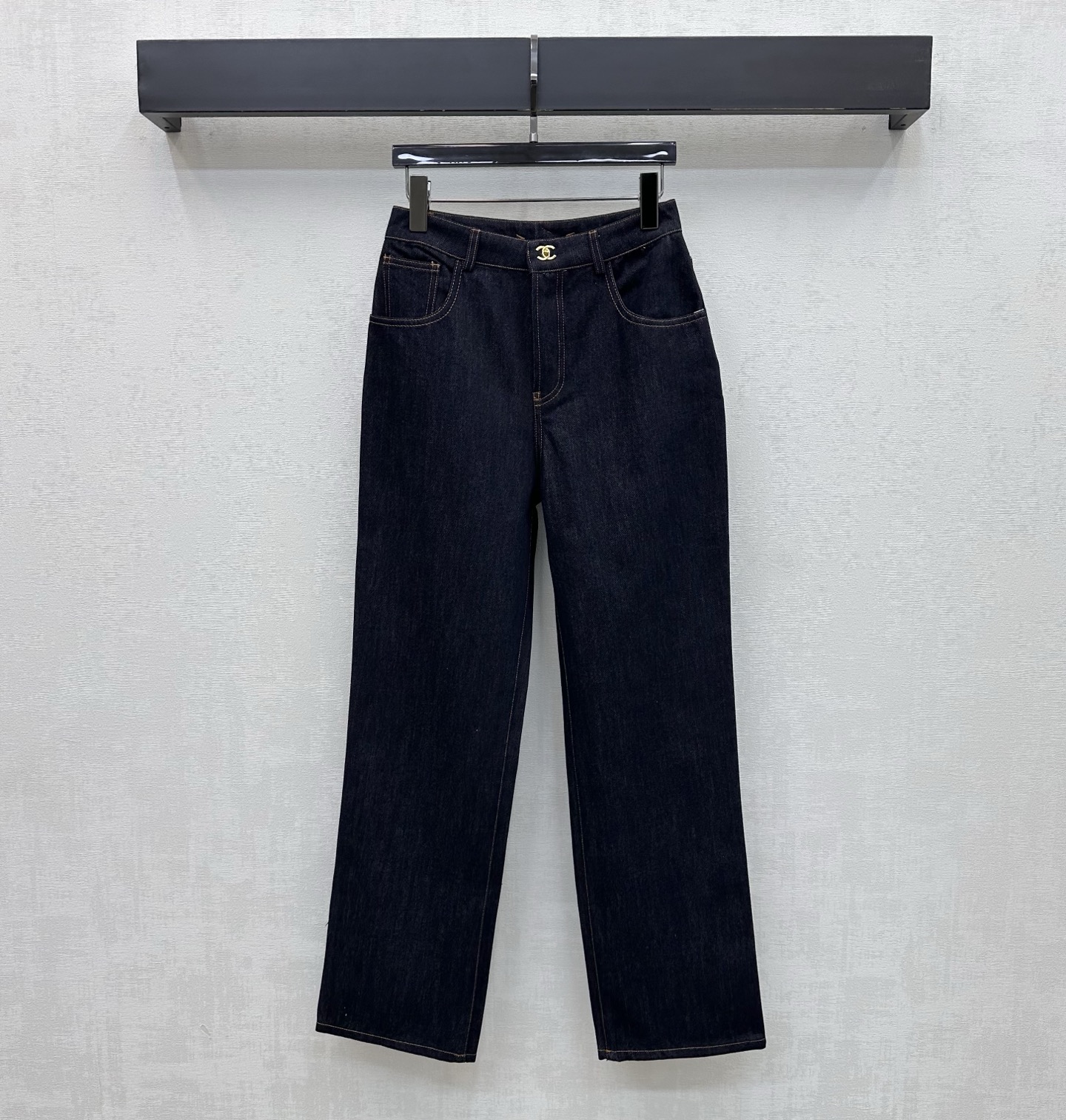 NO:799116,Chane*2026 new arrivals embroidered school bag button denim trousers customized YB imported twill cotton denim material Comfortable, soft, breathable and easy to wear Multi-enzyme washing process Retro and fashionable High-waisted symmetrical pockets with double-C embroidered letters on the back and contour line cutting design to add layering to the look Iconic engraved double-C letter snaps for adjustment and decoration Low-key highlight of the brand tone Simple and high-end surface accessories development High-waist buttoned straight trousers cut  Casually match and wear high-end fashion. High version 36 38 40,,chanel,19860909Chane*2026新品上架绣花书包扣牛仔长裤定制YB进口斜纹全棉牛仔材质 舒适柔软 透气好穿 多重酵素水洗工艺处理 复古又时尚 高腰对称口袋配合后腰双C绣花字母轮廓压线裁剪设计 增添造型层次感 标志性刻印双C字母按扣调节装饰 低调彰显品牌调性 简约高级 面辅料开发 高腰系扣直筒长裤剪裁 随意搭配穿搭高级时髦 高版本36 38 40,,chanel,,Women's clothing