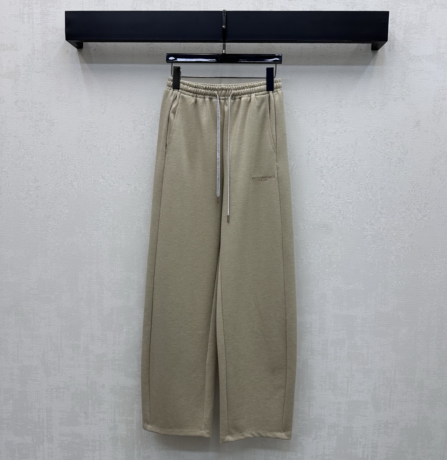 NO:798460,Alexander wan*2026 new arrivals drawstring scimitar wide-leg trousers, customized YB imported Tencel cotton material. Soft, comfortable, draped and stylish. All-over fine glitter craftsmanship and hot-drilled drawstring elastic adjustment along the waist to add layering to the look. Iconic letter embroidery logo embellishments on the sides to highlight the brand tone. Surface and accessories development. High-waisted scimitar trousers are tailored to accommodate and modify the leg shape. Wear full of high street fashion style. A versatile item for all seasons.  High version 2 colors,,19860909Alexander wan*2026新品上架抽绳弯刀阔腿长裤定制YB进口天丝棉纶材质 柔软舒适 垂顺有型 通体细闪工艺配合腰间沿用烫钻抽绳松紧调节处理 增添造型层次感 标志性字母刺绣徽标点缀装饰于跨侧 彰显品牌调性 面辅料开发 高腰弯刀长裤剪裁 包容修饰腿型的同时 穿出满满的高街时髦风格 一条四季百搭单品  高版本2色,,,Women's clothing
