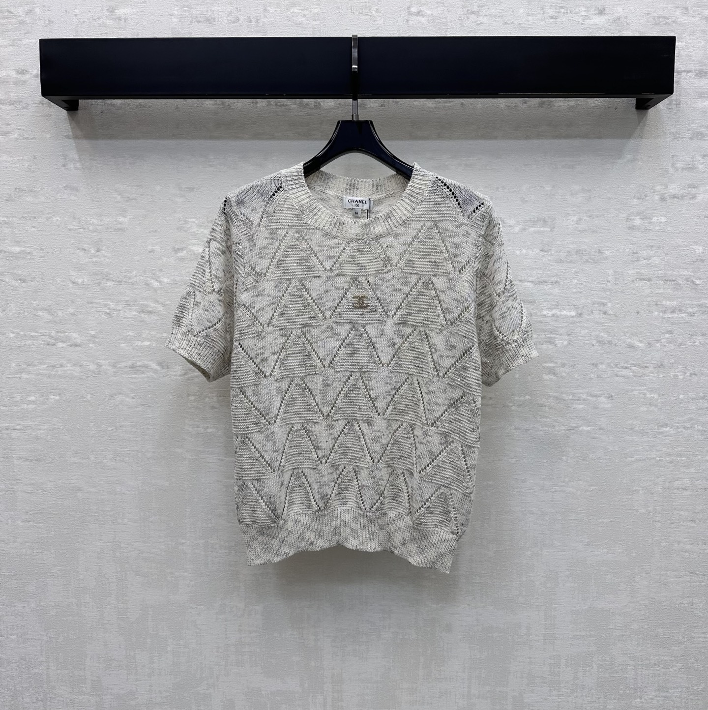 NO:799144,Chane*2026 new products are on the shelves. Metal logo short-sleeved knitted custom YB imported blended wool knitted material. The texture is high-quality and the texture is obvious. The whole body is designed with triangular texture elements. It is made with hollowing technology to add layering to the shape. The iconic metal double C letter logo decoration is centered on the chest to highlight the brand tone. Rich visual effects and beauty. Development of surface accessories. Round neck short-sleeved top tailoring. Casual matching with bottoms for daily commuting. High version 2 colors 36  38 40,,chanel,T-shirt,19860909Chane*2026新品上架金属徽标短袖针织定制YB进口混纺羊毛针织材质 质感上乘 肌理明显 通体沿用三角形肌理元素设计 配合镂空工艺制作 增添造型层次感 胸前居中点缀标志性金属双C字母徽标装饰 彰显品牌调性 丰富视觉效果和美感 面辅料开发 圆领短袖上衣剪裁 日常通勤随意搭配下装穿搭时尚潮流  高版本2色36 38 40,,chanel,T-shirt,,Women's clothing