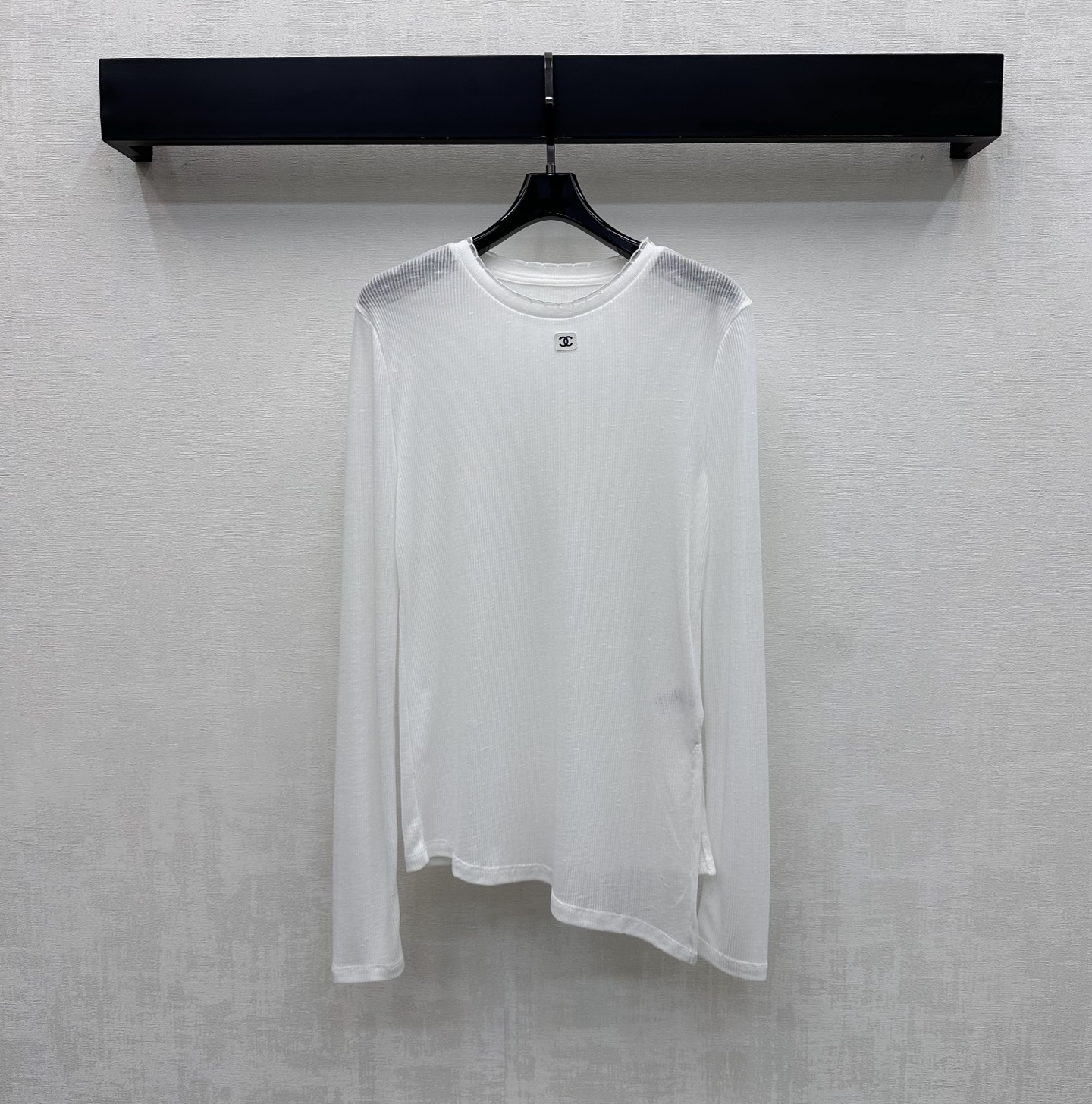 NO:799129,Chane*2026 new arrivals Irregular long-sleeved bottoming shirt, customized YB imported linen cotton material, soft and skin-friendly, comfortable and not easy to wrinkle, follows the irregular hem slit cutting design to add layering to the shape, decorated with the iconic double C letter logo on the chest, highlights the brand tone, creates an elite and high-intellectual sense, surface accessories development, slim long-sleeved top style tailoring, casual matching for daily commuting and appointments, high-end fashion, high version 2 colors 36 38 40,,chanel,19860909Chane*2026新品上架不规则长袖打底衫定制YB进口亚麻棉材质 柔软亲肤 舒适不易皱 沿用不规则衣摆开衩裁剪设计 增添造型层次感 胸口点缀标志性双C字母徽标装饰 彰显品牌调性 打造精英高智感 面辅料开发 修身长袖上衣版型剪裁 日常通勤约会随意搭配穿搭高级时髦 高版本2色36 38 40,,chanel,,Women's clothing