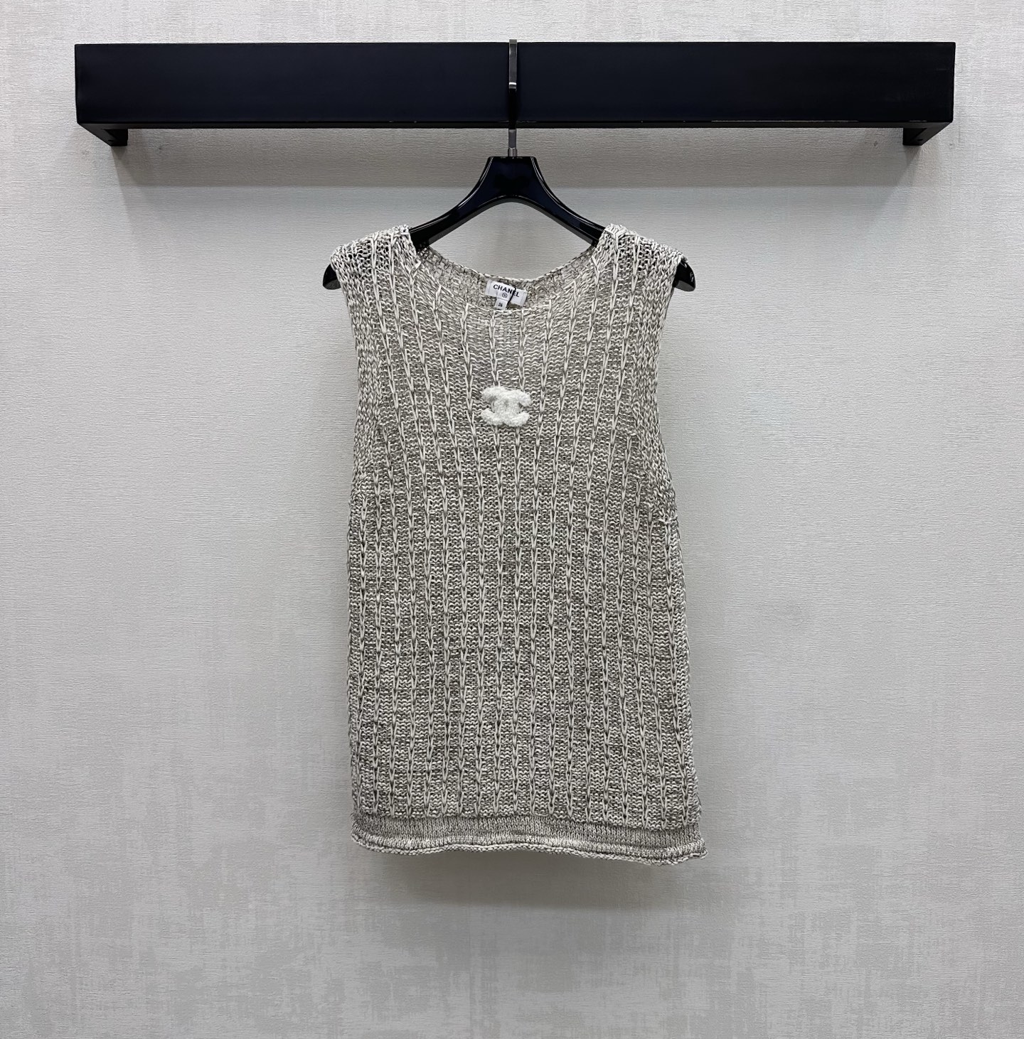 NO:799142,Chane*2026 new products are on the shelves. Embroidered hollow knitted vest is made of customized YB imported cotton thread. It has a high-grade texture and is relaxed to wear. The whole body is designed with thick vertical strips to add layering to the look. The iconic double C letter logo is decorated in the center of the chest to highlight the brand tone. Surface accessories development. Round neck vest style tailoring. Simple and advanced daily commuting wear. High version 36 38 40,,chanel,19860909Chane*2026新品上架绣花镂空针织背心定制YB进口棉线材质 质感高级 穿搭松弛 通体沿用粗线竖条编织肌理设计 增添造型层次感 胸前居中点缀标志性双C字母徽标装饰 彰显品牌调性 面辅料开发 圆领背心版型剪裁 日常通勤穿搭简约高级  高版本36 38 40,,chanel,,Women's clothing
