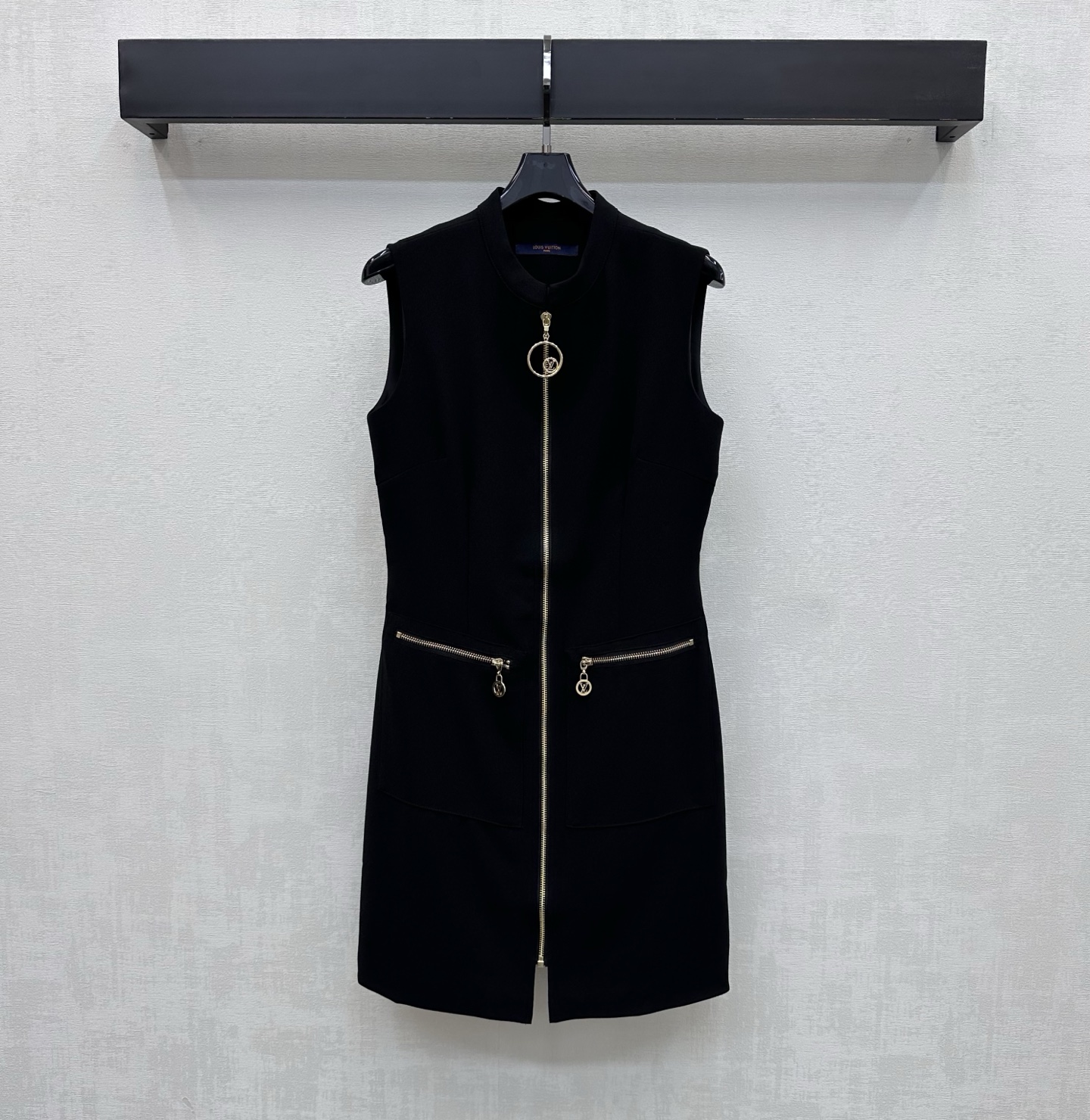 NO:799126,Louis Vuitto*2026 new arrival zippered vest dress made of custom YB imported twill silk material, shiny and draped, using three-dimensional tailoring to fit the human body and enhance the figure. Iconic letter metal round buckle zipper adjustment design highlights the brand tone. Symmetrical zipper pocket decoration on the waist and hips adds layering to the look. Development of surface accessories. Open dress cut. Appropriate skirt length to show good proportion of long legs. Stylish and fashionable for commuting and dating. High version, louis  vuitton,skirts,19860909Louis Vuitto*2026新品上架拉链背心裙定制YB进口斜纹绸材质 光泽垂顺有型 沿用立体剪裁贴合人体更显身段 标志性字母金属圆扣拉链调节设计 彰显品牌调性 腰胯对称拉链口袋装饰 增添造型层次感 面辅料开发 开襟连衣裙版型剪裁 恰当裙长展现长腿好比例 通勤约会穿搭时髦洋气   高版本,,louis vuitton,skirts,,Women's clothing