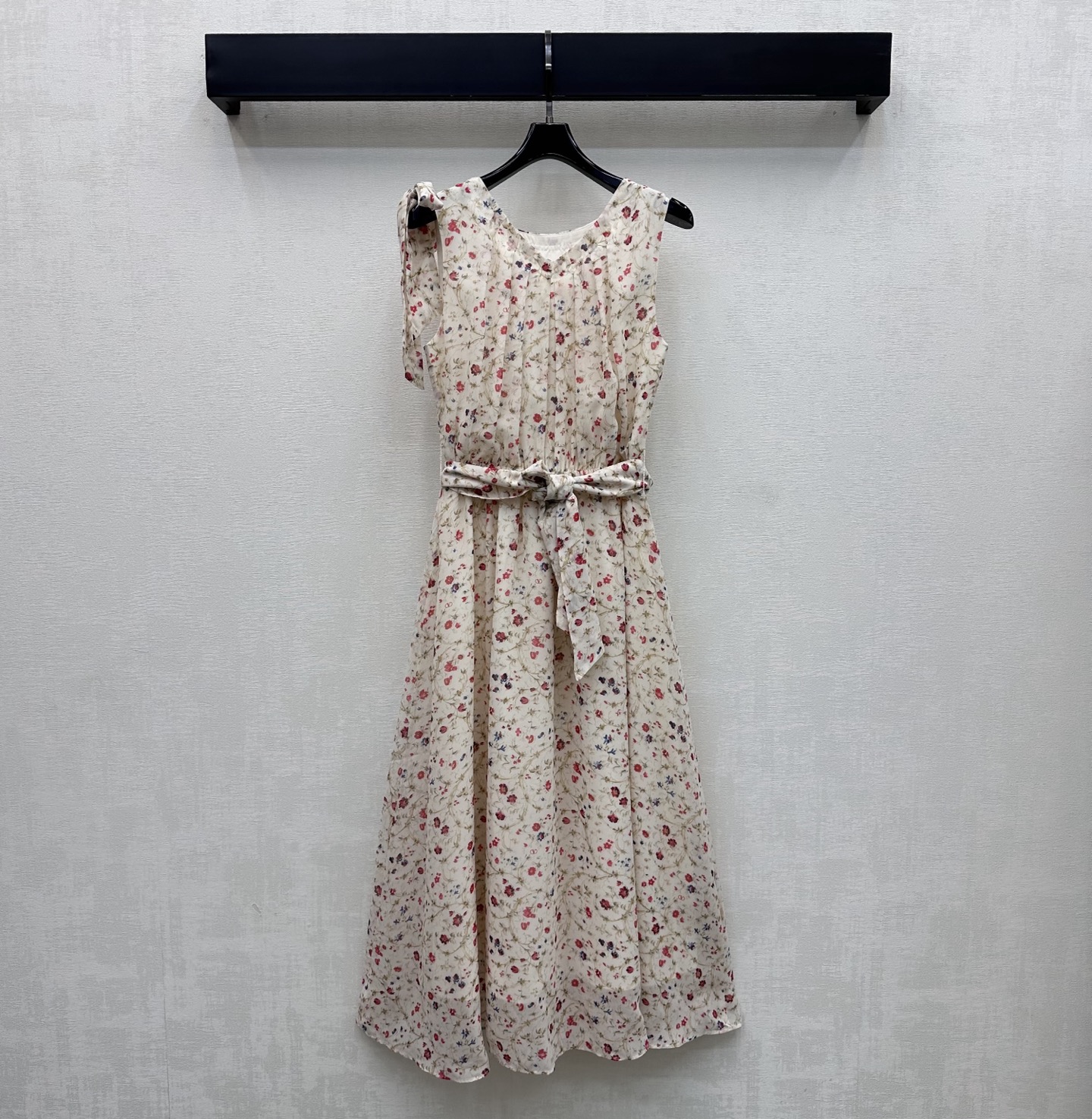 NO:799131,Valentin*2026 New Arrival Printed tank top made of imported YB twill material. It is drapey and comfortable. The whole body is printed with plant and flower prints. It is embellished with the iconic letter logo to highlight the brand's tone. The fabric belt is adjusted and the one-shoulder bow tie design adds layering to the look. The slightly A-line pleated umbrella skirt is cut and processed. The upper body is full of lazy style, echoing the refreshing vacation atmosphere in the hot summer. Development of surface accessories. Sleeveless dress tailoring. Easy to wear for commuting and vacation.  high version,,valentino,skirts,19860909Valentin*2026新品上架印花背心裙定制YB进口斜纹绸材质 垂顺舒适 通体满印植物花卉印花图案 配合标志性字母徽标点缀其中 彰显品牌调性 本布腰带调节配合单肩蝴蝶结系带设计 增添造型层次感 微A字压褶伞状裙摆裁剪处理 上身充满慵懒风情气息 呼应炎炎夏日的清爽度假气息 面辅料开发 无袖连衣裙剪裁 通勤度假轻松驾驭穿搭  高版本,,valentino,skirts,,Women's clothing