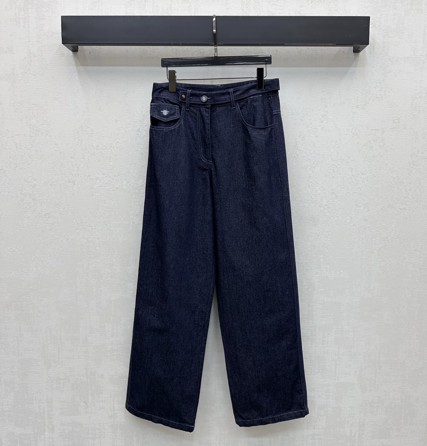 NO:799132,Dio*2026 new arrivals, lace-up wide-leg denim trousers, custom-made YB imported twill cotton denim material, breathable, comfortable and stylish. Use perforations to fix the fabric belt buttons for adjustment. With three-dimensional topstitch cutting design on the leg sides, it fits the body and leg lines better, adding a sense of layering. The pockets are decorated with the iconic bee embroidered logo to highlight the brand tone. Surface and accessories development. High-waist buttoned wide-leg trousers are cut to accommodate the figure and show good proportions of long legs. Casually match and wear high-end fashion  High version 2 colors,,dior,19860909Dio*2026新品上架系带阔腿牛仔长裤定制YB进口斜纹棉牛仔材质 透气舒适有型 沿用穿孔固定本布腰带纽扣调节处理 配合腿侧立体明线裁剪设计更贴合人身腿部线条 增添造型层次感 口袋处点缀标志性蜜蜂刺绣徽标装饰 彰显品牌调性 面辅料开发 高腰系扣阔腿长裤剪裁 包容身材展现长腿好比例 随意搭配穿搭高级时髦  高版本2色,,dior,,Women's clothing