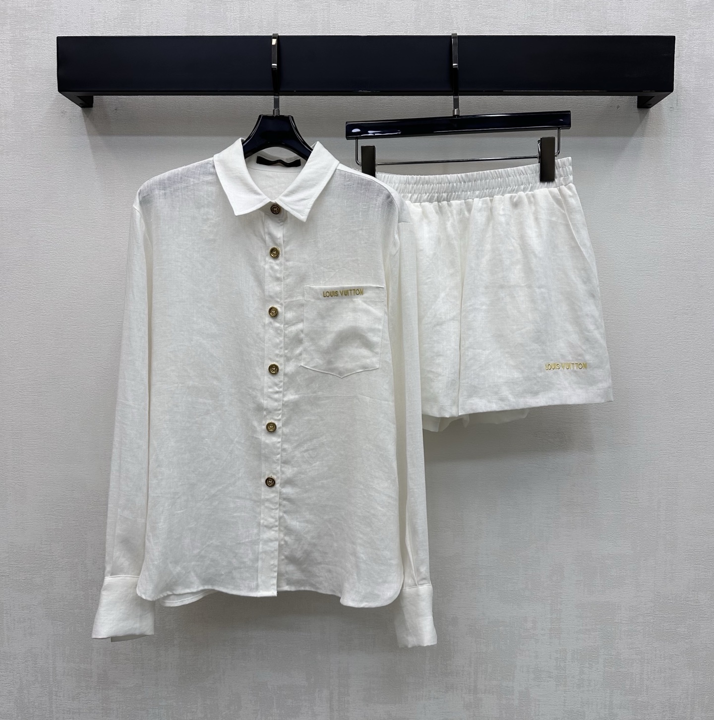NO:799136,Louis Vuitto*2026 new arrival linen shirt and shorts suit, customized YB imported linen cotton material, skin-friendly and comfortable, elegant and smooth, using the placket button adjustment and waist drawstring elastic design to add layering to the look. The chest pockets and trouser legs are embellished with iconic letter embroidery logo decoration, echoing the metal leather tag on the back, highlighting the brand tone. Development of surface accessories. Regular lapel long-sleeved shirt paired with high-waisted shorts suit, relaxed and fashionable, with a full sense of socialite and old money.  The complete set of upper body is elegant and lazy, suitable for home and outdoor wear. High version 2 colors, Louis Vuitton, shorts, shirts,19860909Louis Vuitto*2026新品上架亚麻衬衣短裤套装定制YB进口亚麻全棉材质 亲肤舒适 飘逸垂顺 沿用开襟纽扣调节与腰头抽绳松紧设计 增添造型层次感 胸前口袋裤脚侧点缀标志性字母刺绣徽标装饰 呼应后背金属皮牌 彰显品牌调性 面辅料开发 常规翻领长袖衬衫搭配高腰短裤套装 松弛时髦 带有满满名媛老钱感 成套上身典雅慵懒 家居外穿都 高版本2色,,louis vuitton,shorts,shirts,,Women's clothing