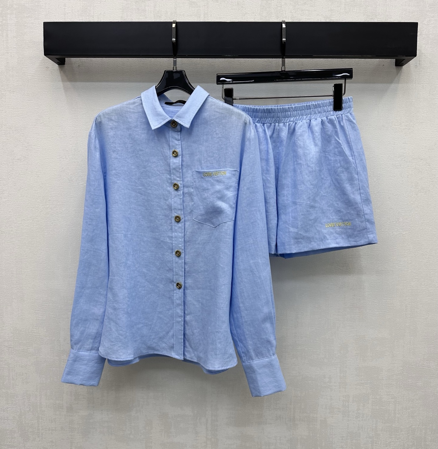 NO:799141,Louis Vuitto*2026 new arrival linen shirt and shorts suit, customized YB imported linen cotton material, skin-friendly and comfortable, elegant and smooth, using the placket button adjustment and waist drawstring elastic design to add layering to the look. The chest pockets and trouser legs are embellished with iconic letter embroidery logo decoration, echoing the metal leather tag on the back, highlighting the brand tone. Development of surface accessories. Regular lapel long-sleeved shirt paired with high-waisted shorts suit, relaxed and fashionable, with a full sense of socialite and old money.  The complete set of upper body is elegant and lazy, suitable for home and outdoor wear. High version 2 colors, Louis Vuitton, shorts, shirts,19860909Louis Vuitto*2026新品上架亚麻衬衣短裤套装定制YB进口亚麻全棉材质 亲肤舒适 飘逸垂顺 沿用开襟纽扣调节与腰头抽绳松紧设计 增添造型层次感 胸前口袋裤脚侧点缀标志性字母刺绣徽标装饰 呼应后背金属皮牌 彰显品牌调性 面辅料开发 常规翻领长袖衬衫搭配高腰短裤套装 松弛时髦 带有满满名媛老钱感 成套上身典雅慵懒 家居外穿都 高版本2色,,louis vuitton,shorts,shirts,,Women's clothing