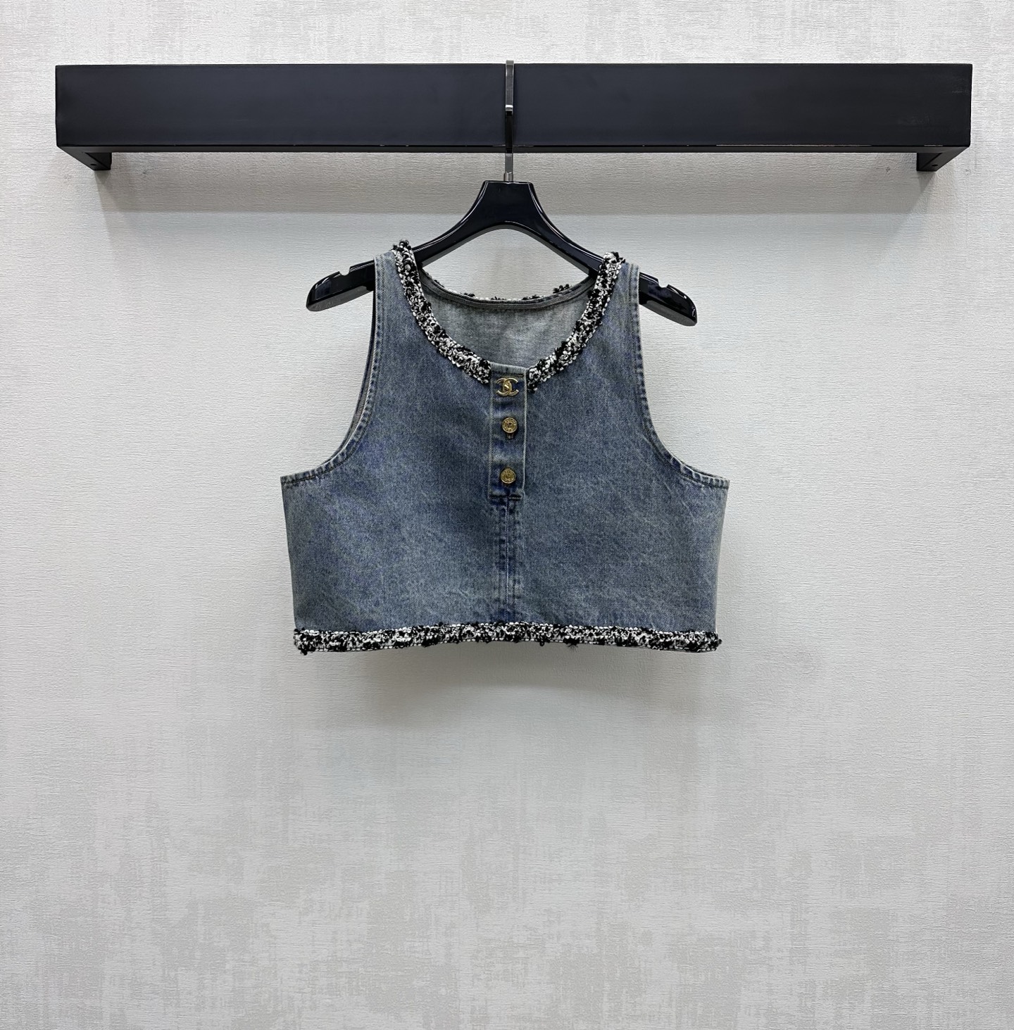 NO:799110,, 220Chane*2026 new arrivals, spliced denim vest, customized YB imported twill cotton denim material, comfortable, soft, breathable and easy to wear, multiple enzyme washes, retro and fashionable, craft woven binding splicing design, adding layering to the look, adjustable decoration with iconic metal letter logo buttons, highlighting the brand tone, simple and advanced, development of surface accessories, short vest version tailoring, can be matched with the same series of trousers and skirts, worn as a set, high-end and fashionable, or purchased separately.  High version 36 38 40,,chanel,skirts,19860909,220Chane*2026新品上架拼接牛仔背心定制YB进口斜纹全棉牛仔材质 舒适柔软 透气好穿 多重酵素水洗复古又时尚 工艺编织捆边拼接设计 增添造型层次感 配合标志性金属字母徽标纽扣调节装饰 彰显品牌调性 简约高级 面辅料开发 短款背心版型剪裁 可搭配同系列裤裙装 成套穿搭高级时髦 也可分开购入搭配 高版本36 38 40,,chanel,skirts,,Women's clothing