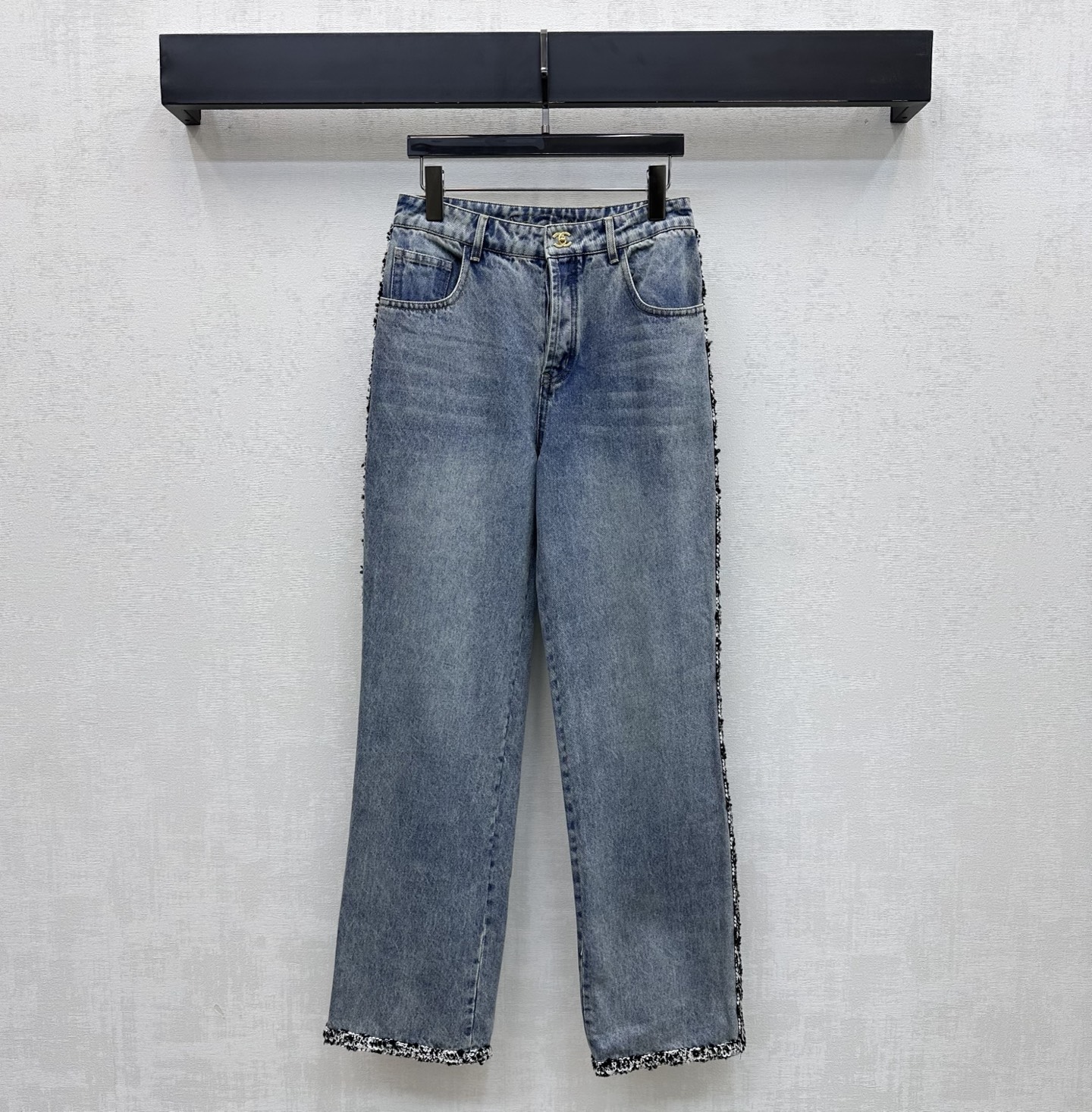 NO:799112,Chane*2026 new arrivals spliced denim trousers customized with YB imported twill cotton denim material. Comfortable, soft, breathable and easy to wear. Multiple enzyme washes, retro and fashionable. Symmetrical pockets with craft woven binding splicing design to add layering to the look. Iconic metal letter logo button adjustment decoration to highlight the brand tone. Simple and advanced. Development of surface accessories. High-waist buttoned straight trousers cut. Can be paired with jackets and vests from the same series. Wear as a complete set and are high-end and fashionable. You can also buy them separately.  High version 36 38 40,,chanel,jackets & coats,19860909Chane*2026新品上架拼接牛仔长裤定制YB进口斜纹全棉牛仔材质 舒适柔软 透气好穿 多重酵素水洗复古又时尚 对称插兜口袋配合工艺编织捆边拼接设计 增添造型层次感 标志性金属字母徽标纽扣调节装饰 彰显品牌调性 简约高级 面辅料开发 高腰系扣直筒长裤版型剪裁 可搭配同系列夹克背心 成套穿搭高级时髦 也可分开购入搭配 高版本36 38 40,,chanel,jackets & coats,,Women's clothing