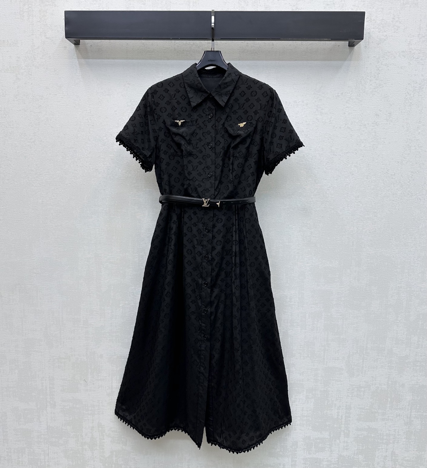 NO:799563,Louis Vuitto*2026 new arrivals jacquard belt shirt dress customized YB imported jacquard rayon material, comfortable and delicate texture, three-dimensional iconic four-leaf clover letter jacquard elements all over the body, using tailoring and details to enhance sophistication, placket button adjustment and symmetrical pockets embellished with metal four-leaf clover logo decoration, highlighting the brand tone. The metal letter buckle belt design at the waist easily outlines the graceful figure, adding a sense of layering to the shape. Surface accessories development, lapel short-sleeved dress tailoring  Intellectual temperament for commuting and dating. The mid-length pleated skirt accommodates the body shape. The upper body is simple and stylish. High version 2 colors, Louis Vuitton, skirts, T-shirt,19860909Louis Vuitto*2026新品上架提花腰带衬衣裙定制YB进口提花人棉材质 质感舒适细腻 通体满铺立体标志性四叶草字母提花元素 利用剪裁和细节提升精致度 开襟纽扣调节搭配对称口袋点缀金属四叶草徽标装饰 彰显品牌调性 腰间金属字母扣皮带设计轻松勾勒曼妙身形 增添造型层次感 面辅料开发 翻领短袖连衣裙剪裁 通勤约会穿搭知性气质 中长度压褶裙摆包容身形 上身简约洋气  高版本2色,,louis vuitton,skirts,T-shirt,,Women's clothing