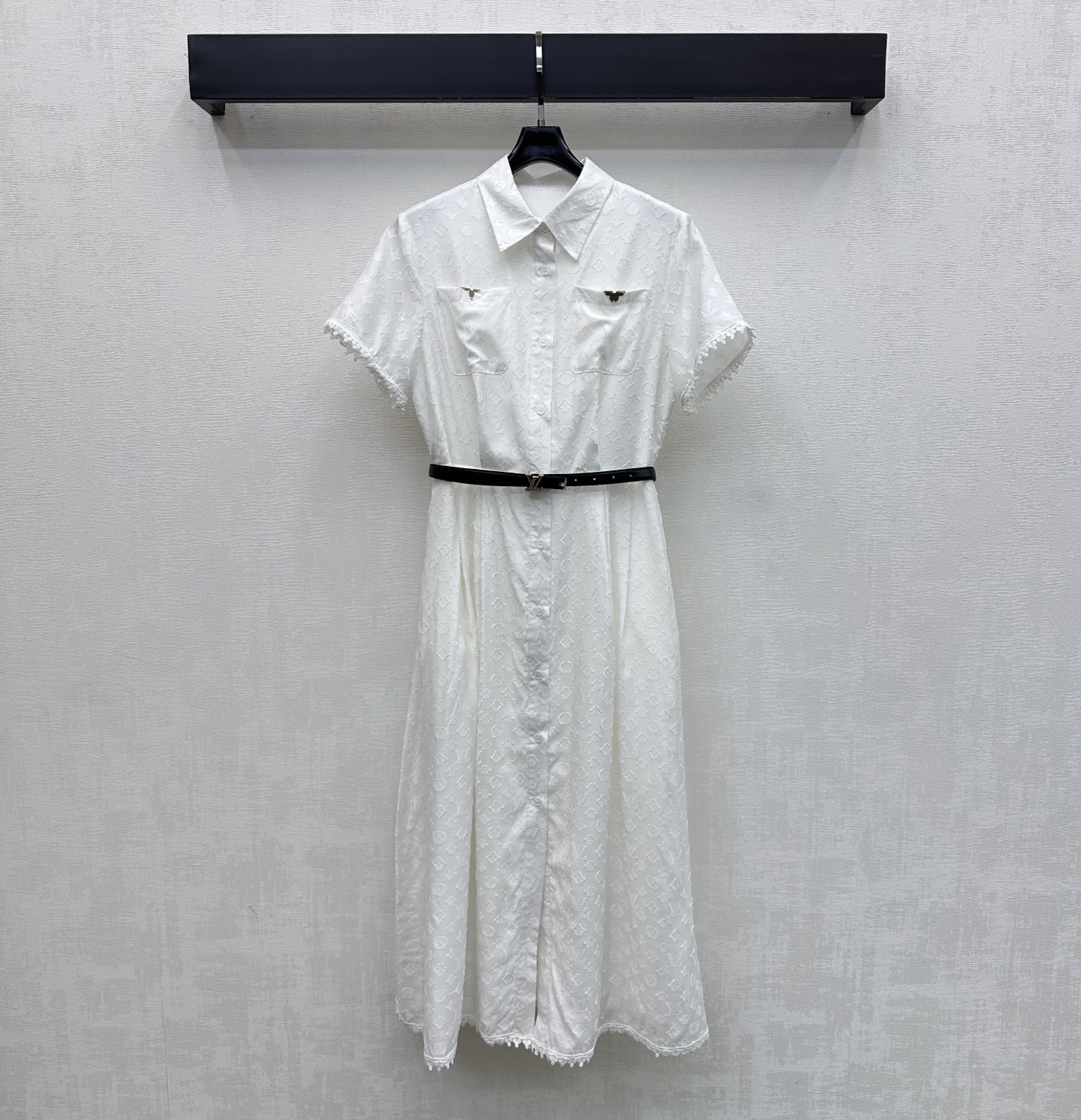 NO:799566,Louis Vuitto*2026 new arrivals jacquard belt shirt dress customized YB imported jacquard rayon material, comfortable and delicate texture, three-dimensional iconic four-leaf clover letter jacquard elements all over the body, using tailoring and details to enhance sophistication, placket button adjustment and symmetrical pockets embellished with metal four-leaf clover logo decoration, highlighting the brand tone. The metal letter buckle belt design at the waist easily outlines the graceful figure, adding a sense of layering to the shape. Surface accessories development, lapel short-sleeved dress tailoring  Intellectual temperament for commuting and dating. The mid-length pleated skirt accommodates the body shape. The upper body is simple and stylish. High version 2 colors, Louis Vuitton, skirts, T-shirt,19860909Louis Vuitto*2026新品上架提花腰带衬衣裙定制YB进口提花人棉材质 质感舒适细腻 通体满铺立体标志性四叶草字母提花元素 利用剪裁和细节提升精致度 开襟纽扣调节搭配对称口袋点缀金属四叶草徽标装饰 彰显品牌调性 腰间金属字母扣皮带设计轻松勾勒曼妙身形 增添造型层次感 面辅料开发 翻领短袖连衣裙剪裁 通勤约会穿搭知性气质 中长度压褶裙摆包容身形 上身简约洋气  高版本2色,,louis vuitton,skirts,T-shirt,,Women's clothing
