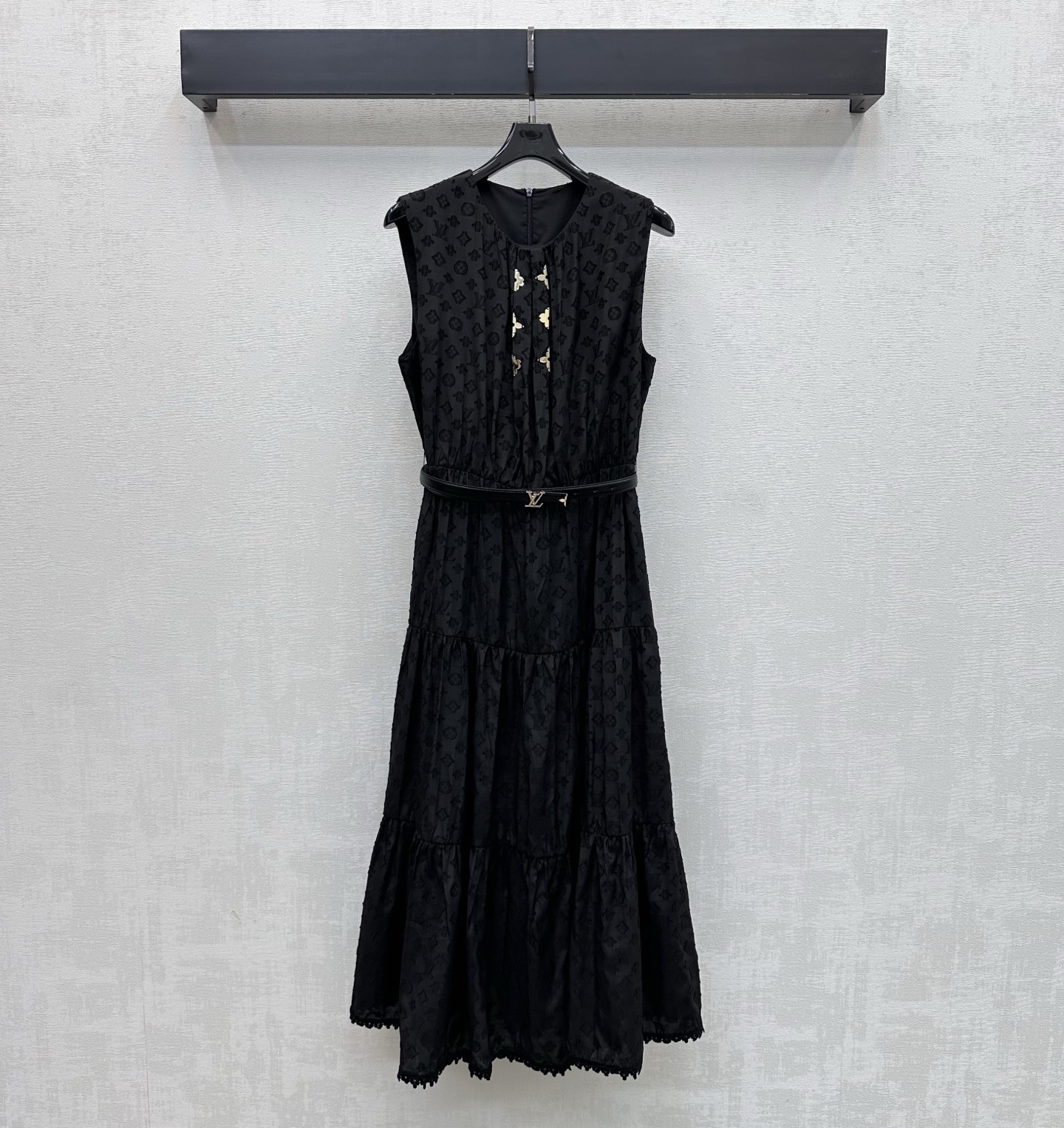 NO:799569,Louis Vuitto*2026 New Arrival Jacquard Belt Vest Skirt Customized YB imported jacquard rayon material Comfortable and delicate texture The whole body is covered with three-dimensional iconic four-leaf clover letter jacquard elements Use tailoring and details to enhance sophistication The pleated neckline is decorated with a metal four-leaf clover logo to highlight the brand tone The metal letter buckle belt design at the waist easily outlines the graceful figure Adding layering to the look Surface accessories development Round neck vest skirt tailoring Intellectual temperament for commuting and dating  The mid-length tiered skirt accommodates the body shape and the upper body is simple and stylish. The high version is in 2 colors, Louis Vuitton, skirts,19860909Louis Vuitto*2026新品上架提花腰带背心裙定制YB进口提花人棉材质 质感舒适细腻 通体满铺立体标志性四叶草字母提花元素 利用剪裁和细节提升精致度 领口压褶处理搭配金属四叶草徽标点缀装饰 彰显品牌调性 腰间金属字母扣皮带设计轻松勾勒曼妙身形 增添造型层次感 面辅料开发 圆领背心裙剪裁 通勤约会穿搭知性气质 中长度层叠裙摆包容身形 上身简约洋气  高版本2色,,louis vuitton,skirts,,Women's clothing