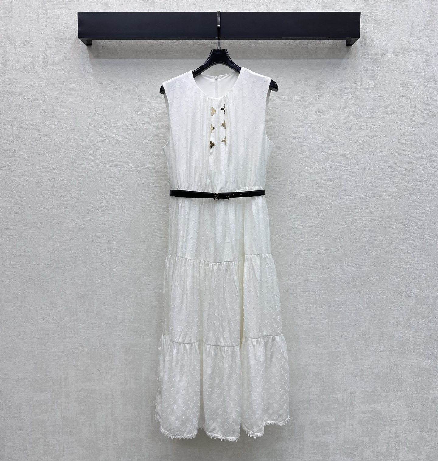 NO:799572,Louis Vuitto*2026 New Arrival Jacquard Belt Vest Skirt Customized YB imported jacquard rayon material Comfortable and delicate texture The whole body is covered with three-dimensional iconic four-leaf clover letter jacquard elements Use tailoring and details to enhance sophistication The pleated neckline is decorated with a metal four-leaf clover logo to highlight the brand tone The metal letter buckle belt design at the waist easily outlines the graceful figure Adding layering to the look Surface accessories development Round neck vest skirt tailoring Intellectual temperament for commuting and dating  The mid-length tiered skirt accommodates the body shape and the upper body is simple and stylish. The high version is in 2 colors, Louis Vuitton, skirts,19860909Louis Vuitto*2026新品上架提花腰带背心裙定制YB进口提花人棉材质 质感舒适细腻 通体满铺立体标志性四叶草字母提花元素 利用剪裁和细节提升精致度 领口压褶处理搭配金属四叶草徽标点缀装饰 彰显品牌调性 腰间金属字母扣皮带设计轻松勾勒曼妙身形 增添造型层次感 面辅料开发 圆领背心裙剪裁 通勤约会穿搭知性气质 中长度层叠裙摆包容身形 上身简约洋气  高版本2色,,louis vuitton,skirts,,Women's clothing