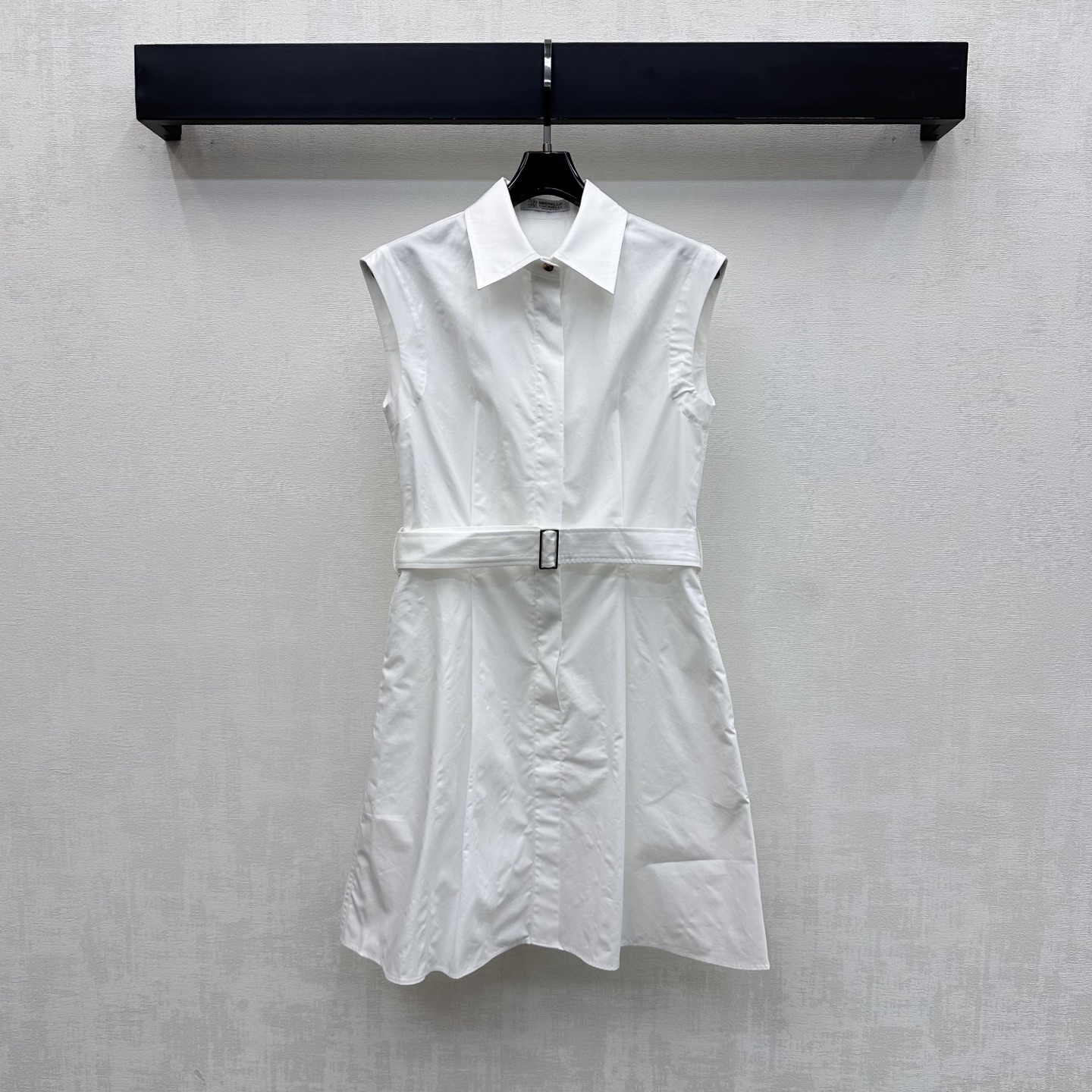 NO:799550,BC*2026 new arrival belt vest skirt customized YB imported twill cotton material, no ironing process, not easy to wrinkle, the body is still pure white, with a half placket hidden button adjustment design, adding a sense of layering to the shape. The perforated belt of this fabric outlines the slim waist line proportion, highlighting the brand tone. It can be adjusted according to the outfit. The ready-to-wear is full of texture. The development of surface accessories. Lapel vest skirt pattern tailoring. It can be controlled by daily OL. It can be worn to create a refreshing, clean and tidy style. Versatile for all seasons.  High version,,skirts,19860909BC*2026新品上架腰带背心裙定制YB进口斜纹全棉材质 免烫工艺 不易起皱 大身沿用纯白色系 配合半开襟隐藏纽扣调节设计 增添造型层次感 本布穿孔腰带勾勒修身腰线线条比例 彰显品牌调性 可根据穿搭调整 成衣质感十足 面辅料开发 翻领背心裙版型剪裁 日常OL都可驾驭 穿搭演绎清爽干净整洁的风格 四季百搭 高版本,,skirts,,Women's clothing