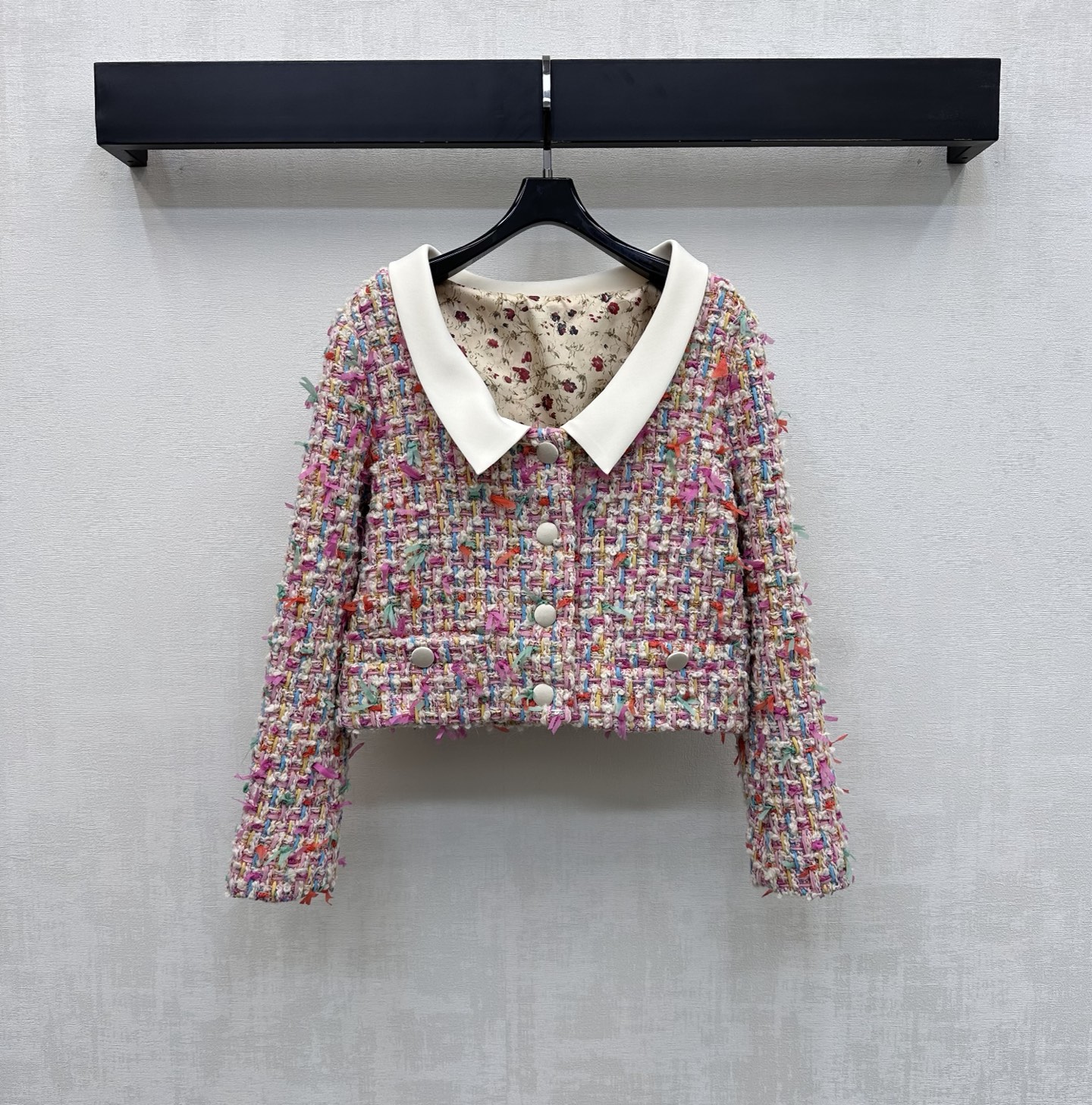 NO:799560,Valentin*2026 new arrivals, contrasting lapel dress jacket, customized YB imported cotton woolen slub material, very wide and stylish, full of texture. The whole-body woven texture is decorated with waxy yarn. It is matched with the contrasting collar label splicing design to add layering to the look. The interior is fully printed with flowers and decorated with iconic letters and logos to highlight the brand's tone. Loose-fitting tailoring to suit various body shapes. Development of surface accessories. Lapel cardigan jacket tailoring. Casual and stylish.  Easily handle the relaxed and noble feeling. High version, valentino, jackets & coats,19860909Valentin*2026新品上架撞色翻领洋装外套定制YB进口棉毛粗纺材质挺阔有型 质感十足 通体编织纹理沿用糯彩纱织点缀装饰 配合撞色领标拼接设计 增添造型层次感 内里满印花卉点缀标志性字母徽标装饰 彰显品牌调性 宽松版型裁剪适配各种身形 面辅料开发 翻领开襟外套剪裁 随意外搭出彩时髦 轻松拿捏松弛贵气感 高版本,,valentino,jackets & coats,,Women's clothing