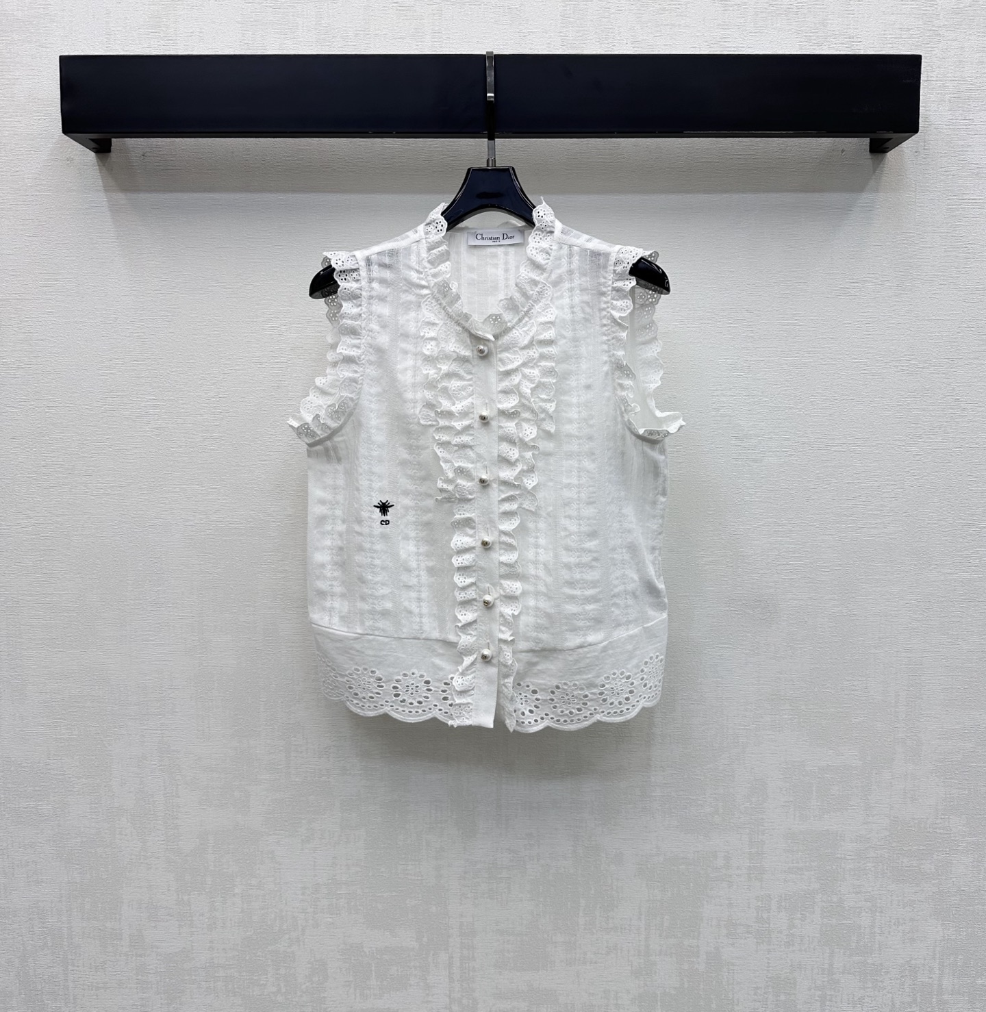 NO:799576,Dio*2026 New Arrival Pleated Lace Sleeveless Shirt Customized YB imported twill cotton material. The texture is drapey, breathable and comfortable. The metal CD pearl buttons on the placket are used for adjustment and decoration for easy putting on and taking off. It is decorated with the iconic embroidered bee letter logo on the waist side to highlight the brand tone. The collar cuffs extend to the chest and the three-dimensional hollow pleated water-soluble lace design adds a sense of layering to the look. Surface accessories development. Round neck cardigan style tailoring. The upper body is simple and elegant.  It can be easily worn for daily commuting and dating. High version 2 colors, dior, shirts,19860909Dio*2026新品上架褶皱花边无袖衬衫定制YB进口斜纹全棉材质 质感垂顺 透气舒适 沿用开襟金属CD珍珠纽扣调节装饰方便穿脱 配合腰侧点缀标志性刺绣蜜蜂字母徽标 彰显品牌调性 领边袖口延伸至胸前立体镂空褶皱水溶花边设计 增添造型层次感 面辅料开发 圆领开襟背心版型剪裁 上身简约大气 日常通勤约会穿搭都可以轻松驾驭  高版本2色,,dior,shirts,,Women's clothing