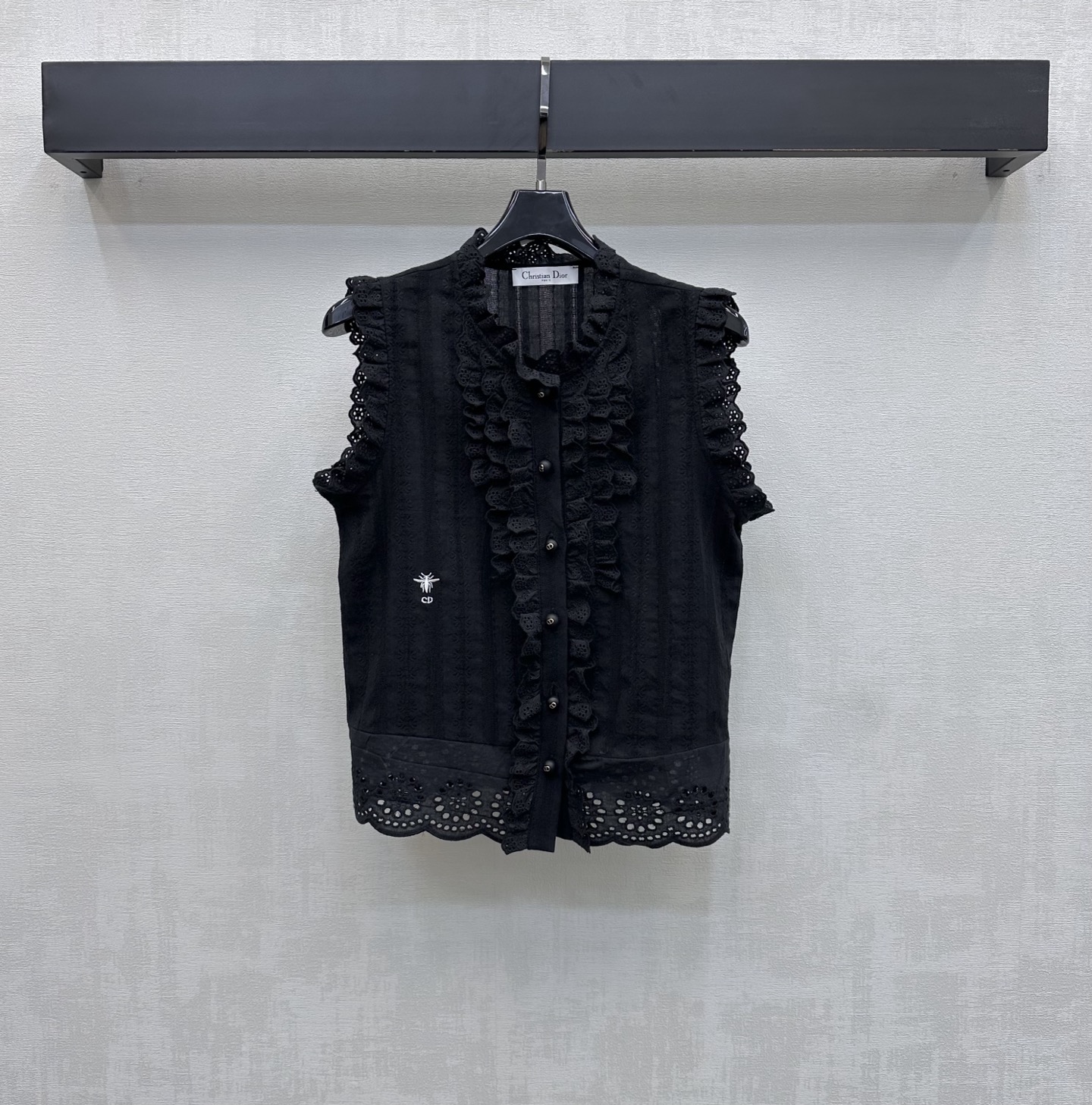 NO:799564,Dio*2026 New Arrival Pleated Lace Sleeveless Shirt Customized YB imported twill cotton material. The texture is drapey, breathable and comfortable. The metal CD pearl buttons on the placket are used to adjust the decoration for easy putting on and taking off. It is decorated with the iconic embroidered bee letter logo on the waist side to highlight the brand tone. The collar cuffs extend to the chest and the three-dimensional hollow pleated water-soluble lace design adds a sense of layering to the look. The development of surface accessories. Round neck cardigan vest style tailoring. The upper body is simple and elegant.  It can be easily worn for daily commuting and dating. High version 2 colors, dior, shirts,19860909Dio*2026新品上架褶皱花边无袖衬衫定制YB进口斜纹全棉材质 质感垂顺 透气舒适 沿用开襟金属CD珍珠纽扣调节装饰方便穿脱 配合腰侧点缀标志性刺绣蜜蜂字母徽标 彰显品牌调性 领边袖口延伸至胸前立体镂空褶皱水溶花边设计 增添造型层次感 面辅料开发 圆领开襟背心版型剪裁 上身简约大气 日常通勤约会穿搭都可以轻松驾驭  高版本2色,,dior,shirts,,Women's clothing