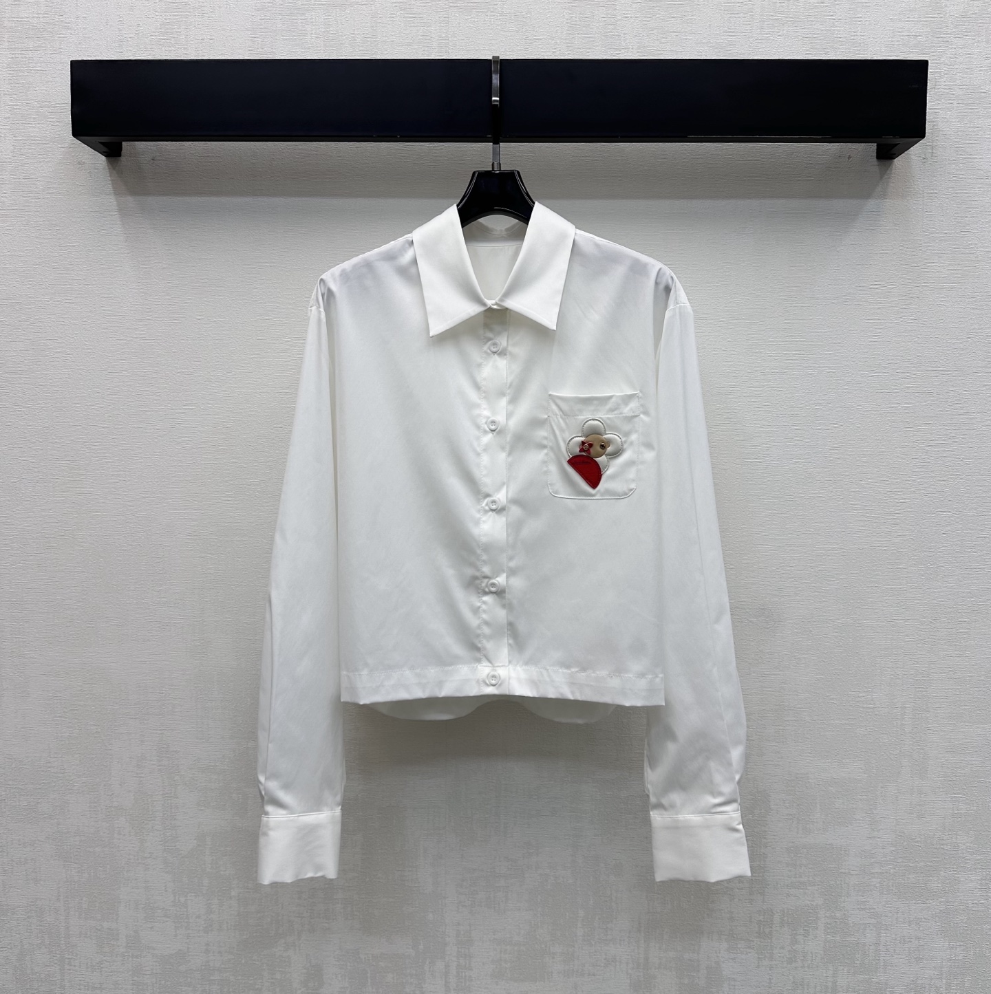 NO:799539,Louis Vuitto*2026 new arrivals, cloth label doll lapel shirt, custom-made YB imported twill material, full of texture, comfortable and breathable, placket button adjustment design, adding layering to the look, chest pocket decorated with iconic four-leaf clover cloth label doll decoration, highlighting the brand tone, development of surface accessories, lapel short shirt tailoring, loose silhouette, not picky about body shape, meeting various needs of commuting and dating, wearing more age-reducing and playful, high version, Louis  vuitton,19860909Louis Vuitto*2026新品上架布标玩偶翻领衬衣定制YB进口斜纹绸材质 质感十足 舒适透气 开襟纽扣调节设计 增添造型层次感 胸前口袋点缀标志性四叶草布标玩偶装饰 彰显品牌调性 面辅料开发 翻领短款衬衣版型剪裁 宽松廓形不挑身形 满足通勤约会多种需求 穿搭更显减龄俏皮 高版本,,louis vuitton,,Women's clothing