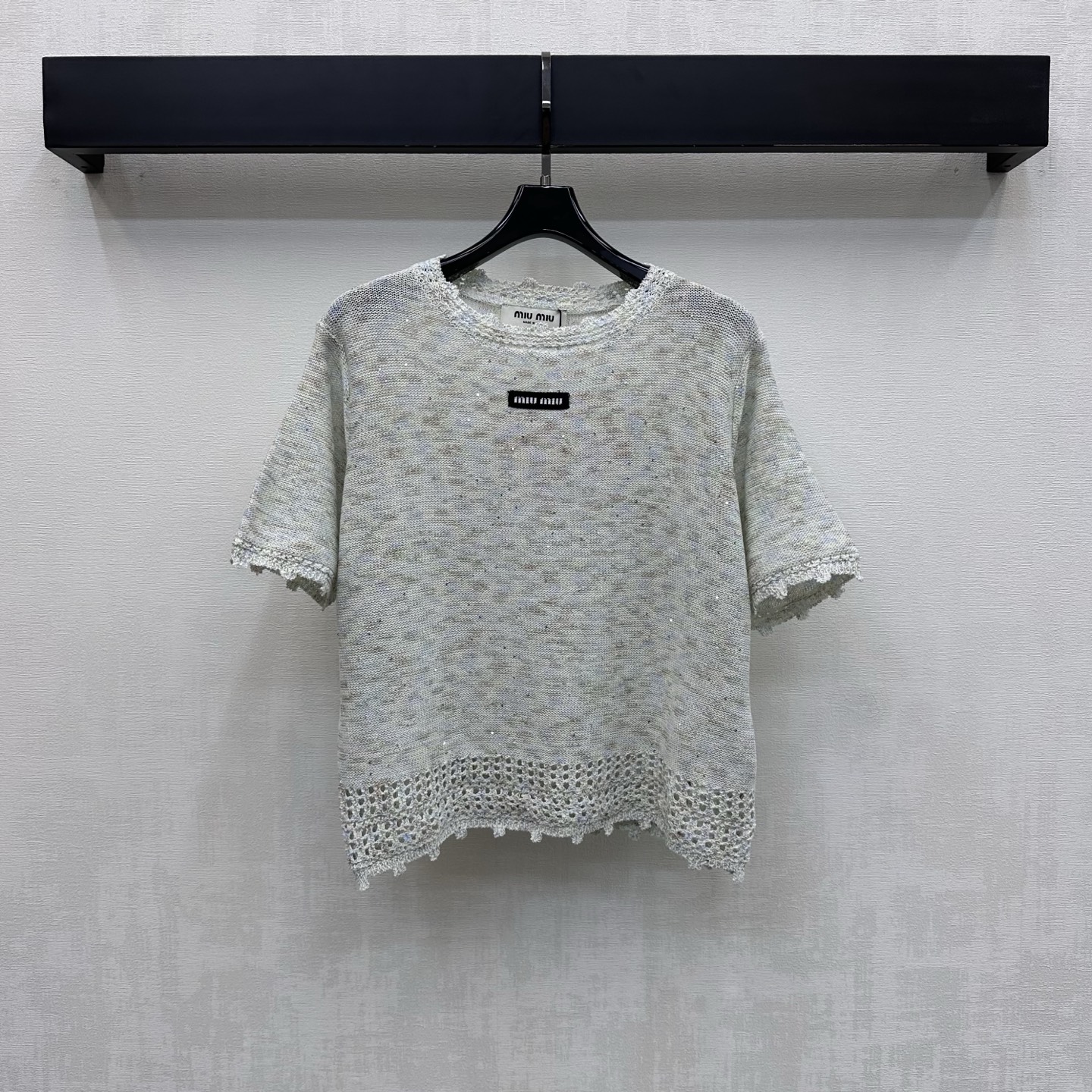 NO:801529,Miumi*2026 new products are on the shelves. Lace short-sleeved knitted custom-made YB imported cotton material. High-end texture. Relaxed wear. The whole body adopts the color gradient texture design. It is decorated with lace splicing at the collar, cuffs and hem to add layering to the look. The iconic letter logo is decorated in the center of the chest to highlight the brand tone. Surface accessories development. Round neck short-sleeved tops. Tailor-made. Simple and high-end casual wear for daily commuting. High version, miumiu, T-shirt,19860909Miumi*2026新品上架花边短袖针织定制YB进口棉线材质 质感高级 穿搭松弛 通体沿用彩色渐变肌理设计 配合领边袖口下摆花边拼接装饰 增添造型层次感 胸前居中点缀标志性字母徽标装饰 彰显品牌调性 面辅料开发 圆领短袖上衣版型剪裁 日常通勤随意搭配穿搭简约高级 高版本,,miumiu,T-shirt,,Women's clothing