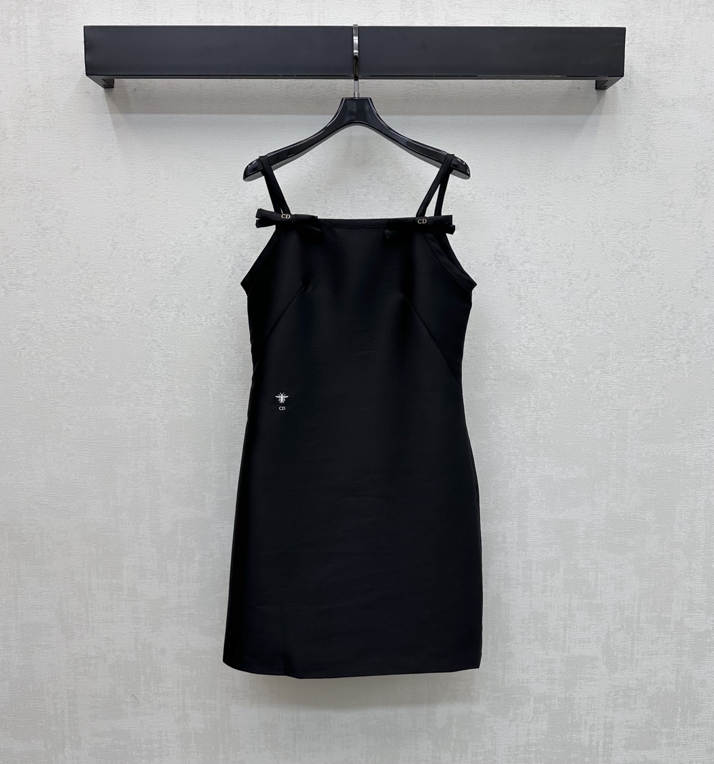 NO:799556,Dio*2026 New Arrival Sling Dress Customized YB imported cotton wool material, high-grade texture, obvious texture, all-over black bottoming with bow strap design, adding layering to the look, embellishment of the iconic letter bee embroidery logo on the waist, highlighting the brand tone, development of fabric accessories, flat suspender dress tailoring, side waist zippers for easy putting on and taking off, and good proportions, commuting and dating outfits showing French style, high version, dior, skirts,19860909Dio*2026新品上架吊带连衣裙定制YB进口棉毛材质 质感高级 肌理明显 通体黑色打底配合蝴蝶结肩带设计 增添造型层次感 腰侧点缀标志性字母蜜蜂刺绣徽标装饰 彰显品牌调性 面辅料开发 平口吊带连衣裙剪裁 侧腰拉链方便穿脱轻松穿出好比例 通勤约会穿搭尽显法式风范  高版本,,dior,skirts,,Women's clothing