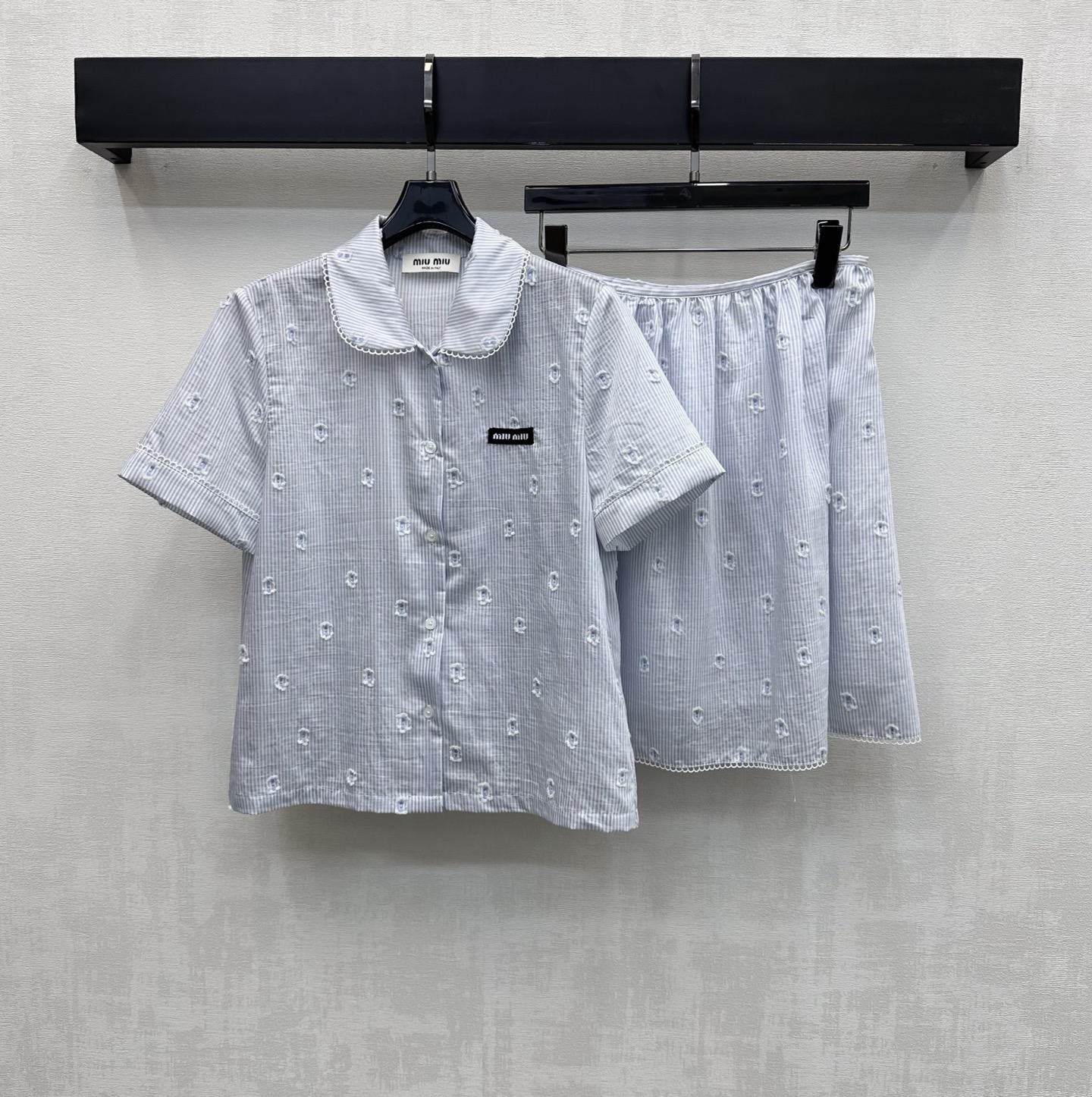 NO:799545,Miumi*2026 new arrivals lace striped shirt and skirt set, customized YB imported twill cotton material, soft and skin-friendly, vertical stripe texture all over the body with hollow embroidered micro-label elements. The collar is decorated with petal hollow wave double-layer lace to add layering to the look. The folded lace on the cuffs echoes the details, adding layering to the look. It is sweeter and more adorable. The chest is embellished with the iconic letter logo decoration to highlight the brand's tone and present a well-behaved college style. Development of surface accessories  Lapel short-sleeved shirt and pleated skirt cut. The suit is more pure and elegant. High version,,miumiu,skirts,shirts,T-shirt,19860909Miumi*2026新品上架花边条纹衬衫半裙套装定制YB进口斜纹全棉材质 柔软亲肤舒适 通体竖条纹肌理满铺镂空绣花微标元素 领边以花瓣镂空波浪双层花边装饰 增添造型层次感 袖口翻折花边呼应细节 增添造型层次感 更为甜美可爱 胸前点缀标志性字母徽标装饰 彰显品牌调性 呈现乖巧学院风格 面辅料开发 翻领短袖衬衫压褶半裙剪裁 套装穿搭更为清纯气质 高版本,,miumiu,skirts,shirts,T-shirt,,Women's clothing