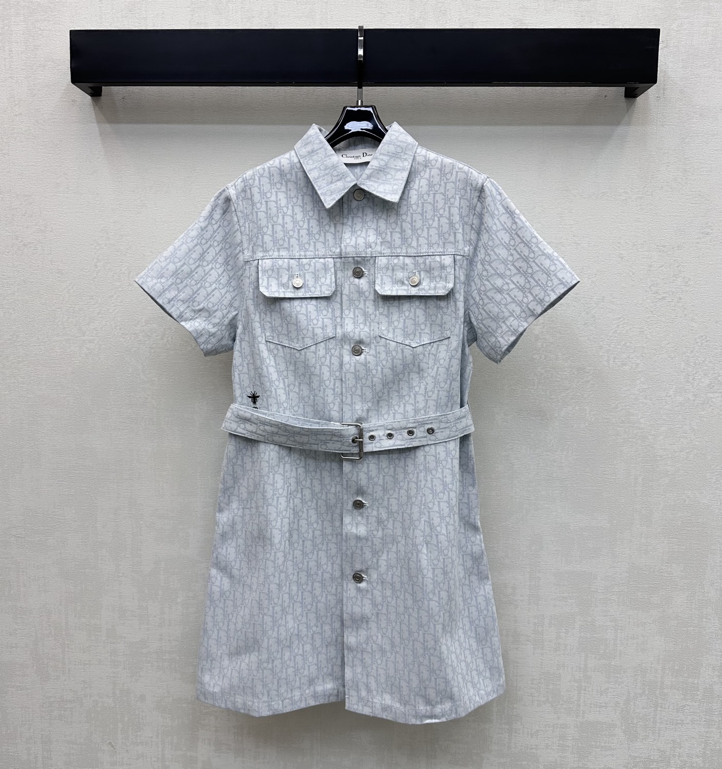 NO:800595,Dio*2026 new arrival jacquard denim dress made of YB imported twill cotton denim material. Multiple washes. Stiff and stylish. Three-dimensional iconic letter jacquard elements all over the body to highlight the brand tone. The placket button adjustment is matched with the symmetrical flap pocket decoration on the chest and the outlining design of the perforated belt to add layering to the look. Create a casual high street style. Development of surface accessories. Lapel short-sleeved dress tailoring. Excellent and fashionable outfit for commuting and dating.  High version 2 colors, dior, skirts, T-shirt,19860909Dio*2026新品上架提花牛仔连衣裙定制YB进口斜纹棉牛仔材质 多重水洗 挺括有型 通体满铺立体标志性字母提花元素 彰显品牌调性 开襟纽扣调节配合胸前对称翻盖口袋装饰与本布穿孔腰带勾勒设计 增添造型层次感 打造休闲高街风格 面辅料开发 翻领短袖连衣裙剪裁 通勤约会穿搭出彩时髦  高版本2色,,dior,skirts,T-shirt,,Women's clothing