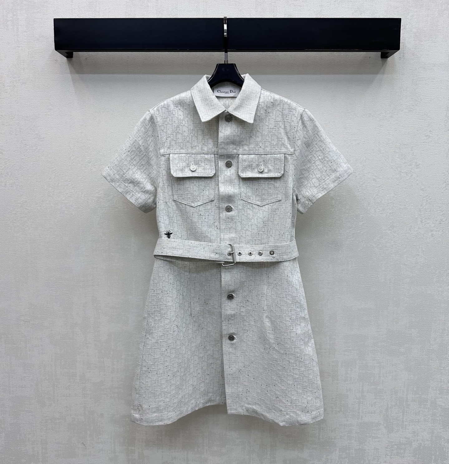 NO:800615,Dio*2026 new arrival jacquard denim dress made of YB imported twill cotton denim material. Multiple washes. Stiff and stylish. Three-dimensional iconic letter jacquard elements all over the body to highlight the brand tone. The placket button adjustment is matched with the symmetrical flap pocket decoration on the chest and the outlining design of the perforated belt to add layering to the look. Create a casual high street style. Development of surface accessories. Lapel short-sleeved dress tailoring. Excellent and fashionable outfit for commuting and dating.  High version 2 colors, dior, skirts, T-shirt,19860909Dio*2026新品上架提花牛仔连衣裙定制YB进口斜纹棉牛仔材质 多重水洗 挺括有型 通体满铺立体标志性字母提花元素 彰显品牌调性 开襟纽扣调节配合胸前对称翻盖口袋装饰与本布穿孔腰带勾勒设计 增添造型层次感 打造休闲高街风格 面辅料开发 翻领短袖连衣裙剪裁 通勤约会穿搭出彩时髦  高版本2色,,dior,skirts,T-shirt,,Women's clothing
