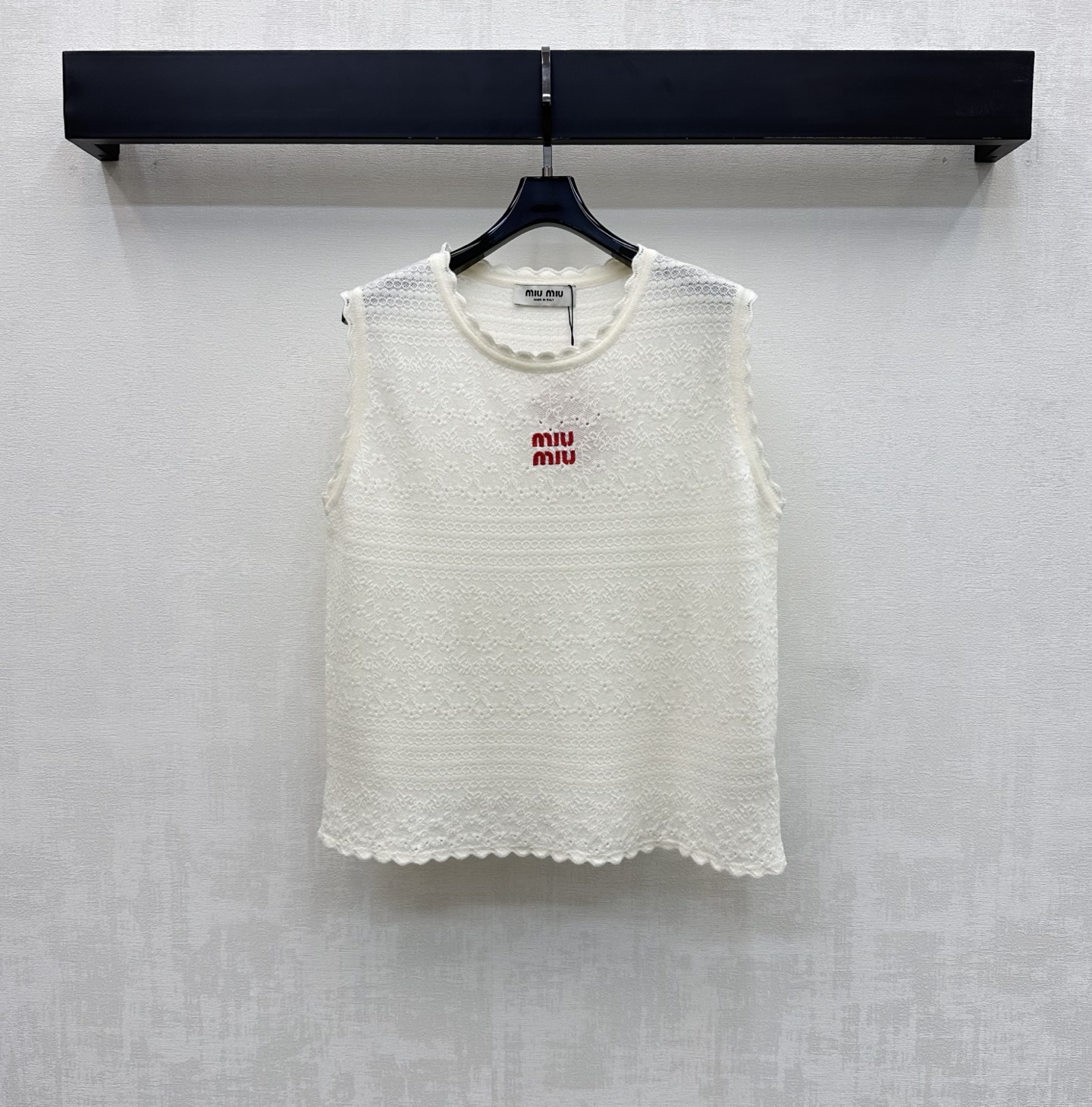 NO:801515,Miumi*2026 new product launch embroidered logo knitted vest customized with YB imported cotton material, high-grade texture, relaxed wear, embroidered hollow texture design throughout the body, adding layering to the look, iconic letter logo decoration in the center of the chest, highlighting the brand tone, development of surface accessories, round neck drop shoulder vest style tailoring, simple and advanced daily commuting wear, high version,,miumiu,19860909Miumi*2026新品上架刺绣徽标针织背心定制YB进口棉线材质 质感高级 穿搭松弛 通体沿用绣花镂空肌理设计 增添造型层次感 胸前居中点缀标志性字母徽标装饰 彰显品牌调性 面辅料开发 圆领落肩背心版型剪裁 日常通勤穿搭简约高级 高版本,,miumiu,,Women's clothing