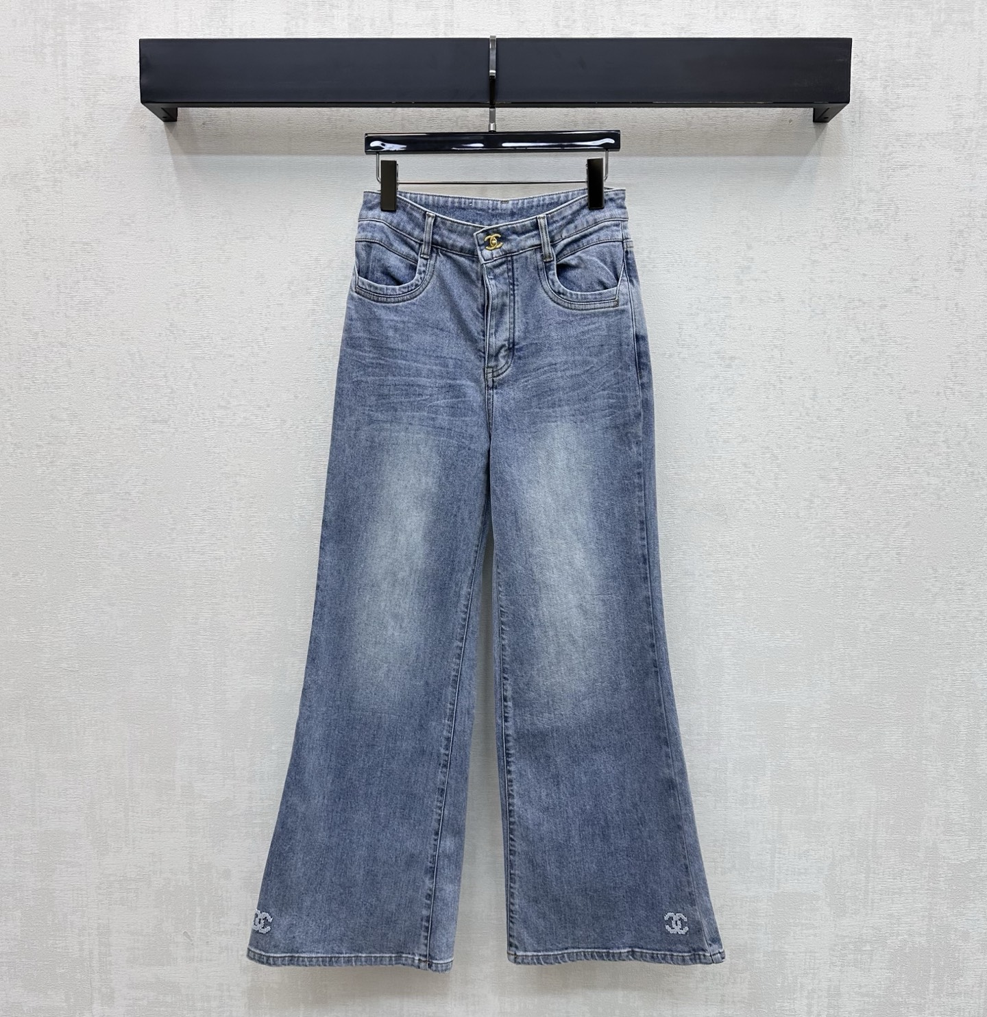NO:800587,Chane*2026 new arrival embroidered logo denim trousers customized YB imported twill cotton denim material Comfortable, soft, breathable and easy to wear Multi-enzyme washing process to create wrinkled whitening effect Retro and fashionable Symmetrical pockets with double C embroidered letter logo design on the legs Echo the leather label details of the back hip pockets to add layering to the look Iconic engraved metal double C letter buttons for adjustment and decoration Low-key highlight of the brand tone Simple and advanced surface accessories development High-waisted buttoned bootcut trousers  Casually match and wear high-end fashion. High version 36 38 40,,chanel,19860909Chane*2026新品上架绣花徽标牛仔长裤定制YB进口斜纹全棉牛仔材质 舒适柔软 透气好穿 多重酵素水洗工艺处理 打造褶皱磨白效果 复古又时尚 对称口袋配合裤腿双C绣花字母徽标设计 呼应后臀口袋皮标细节 增添造型层次感 标志性刻印金属双C字母纽扣调节装饰 低调彰显品牌调性 简约高级 面辅料开发 高腰系扣微喇长裤剪裁 随意搭配穿搭高级时髦 高版本36 38 40,,chanel,,Women's clothing