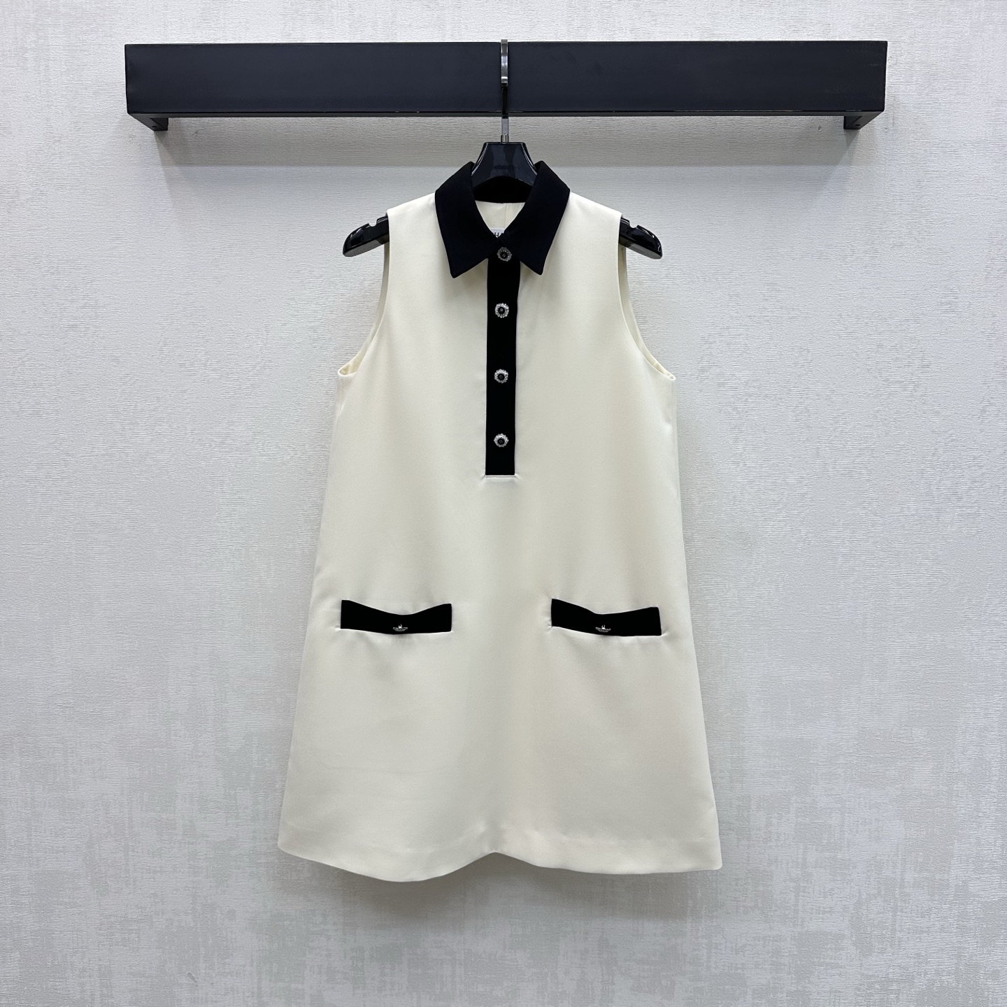 NO:800605,Chane*2026 New Arrival Contrast Color Dress Customized YB Imported Acetate Material Glossy and Slim and Comfortable The Whole-body Plain Color Uses Tailoring and Details to Enhance Sophistication Contrast Color Splicing Design Is Used on the Collar Front Pocket Edge to Add a Layer to the Style Five-Pointed Star Shoulder Buckle Design on One Side of the Shoulder Can Be Adjusted and Easier to Put on and Take Off It is engraved with the placket and letter buttons can be adjusted to highlight the brand's tone. The three-dimensional cutting of the chest adds a sense of neatness. The loose straight skirt is not flattering on the figure.  Development of surface accessories, tailoring of lapel vest skirt, high-end and exquisite outfit for commuting and dating, high version 36 38 40,,chanel,skirts,19860909Chane*2026新品上架撞色连衣裙定制YB进口进口醋酸材质 光泽垂顺舒适 通体素色利用裁剪和细节提升精致度 领边前襟口袋边缘沿用撞色拼接设计 增添造型层次感 单侧肩膀五角星肩扣设计调节松紧更方便穿脱 配合开襟刻印C 字母纽扣调节装饰 彰显品牌调性 胸口立体裁剪平添利落感 宽松直筒状裙摆不挑身材 面辅料开发 翻领背心裙剪裁 通勤约会穿搭高级精致 高版本36 38 40,,chanel,skirts,,Women's clothing
