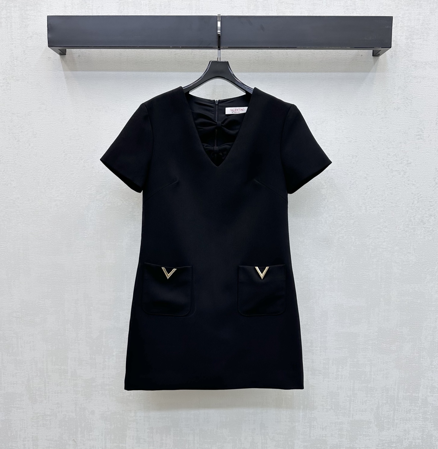 NO:800600,Valentin*2026 new arrivals bow dress dress customized YB imported material with delicate and obvious texture. The whole body is plain and the tailoring details are used to enhance the sophistication. It is decorated with a hollow bow on the neckline to add layering to the shape. Symmetrical pockets are designed with the iconic metal V logo to highlight the brand tone. Development of fabric accessories. Short-sleeved dress tailoring. High-end temperament for date parties. High version, valentino, skirts, T-shirt,19860909Valentin*2026新品上架蝴蝶结洋装连衣裙定制YB进口材质 肌理细腻明显 通体素色利用裁剪细节提升精致度 配合领口镂空蝴蝶结点缀装饰 增添造型层次感 对称口袋以标志性金属V标设计 彰显品牌调性 面辅料开发 短袖连衣裙剪裁 约会聚会穿搭高级气质  高版本,,valentino,skirts,T-shirt,,Women's clothing