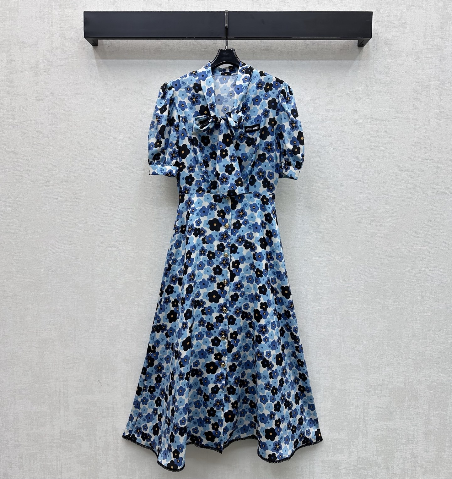 NO:800610,Miumi*2026 new arrivals, lace-up floral dress, custom-made YB imported twill thick material, cool, breathable and comfortable. The neckline is decorated with ribbon bow design, with fluffy puff cuff details, adding layering to the look. Highlighting the romantic and gorgeous princess atmosphere. The whole body is aqua blue with black and blue printing patterns. The chest is embellished with iconic letter logo decoration to highlight the brand tone. Surface accessories development. Short-sleeved dress tailoring. High-end age reduction for commuting, dating and vacation wear.  High version,,miumiu,skirts,T-shirt,19860909Miumi*2026新品上架系带碎花连衣裙定制YB进口斜纹稠材质 冰爽透气舒适 领口饰以飘带蝴蝶结设计 配合蓬松泡泡袖口细节 增添造型层次感 凸显浪漫华丽的公主气质氛围 通体水蓝底色配合黑蓝印花图案 胸口点缀标志性字母徽标装饰 彰显品牌调性 面辅料开发 短袖连衣裙版型剪裁 通勤约会度假穿搭高级减龄  高版本,,miumiu,skirts,T-shirt,,Women's clothing