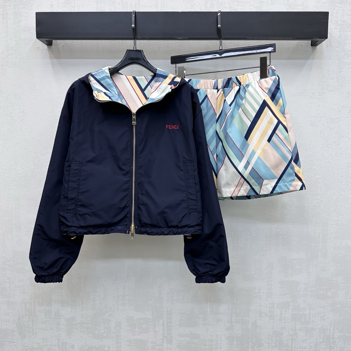 NO:800594,Fend*2026 new products are on the shelves. Double-sided jacket and shorts suit customized with YB imported nylon material. Breathable, comfortable and full of texture. The jacket follows the reversible version design. One side is covered with irregular diamond pattern printing elements. One side is decorated with navy blue background and iconic letter embroidery logo decoration to highlight the brand tone. Two-way engraved metal zipper adjustment and drawstring design process add a sense of layering to the style. Fully reflect the relaxed and fashionable charm of the outfit. Development of surface accessories. Elastic waist shorts tailoring for hooded jacket jacket.  Outstanding and fashionable casual wear for commuting. High version with 2 sides,,fendi,shorts,jackets & coats,jackets & coats,hats,19860909Fend*2026新品上架 双面夹克短裤套装定制YB进口尼龙材质 透气舒适 质感十足 外套沿用两面穿版型设计 一面满铺不规则菱格纹印花元素点缀 一面藏蓝色底色点缀标志性字母刺绣徽标装饰 彰显品牌调性 双向刻印金属拉链调节配合抽绳设计处理 增添造型层次感 充分体现穿搭松弛与时尚魅力 面辅料开发 连帽夹克外套弹力腰短裤剪裁 通勤休闲穿搭出彩时髦  高版本2面,,fendi,shorts,jackets & coats,jackets & coats,hats,,Women's clothing