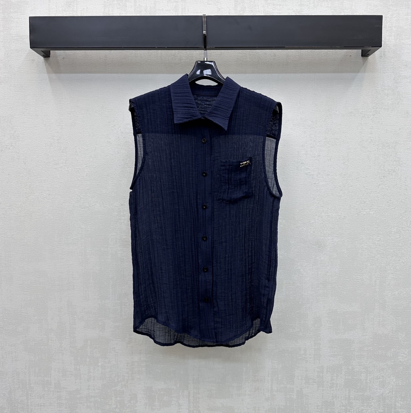 NO:800559,Dio*2026 new products are on the shelves. Pleated lapel sleeveless shirts are made of imported YB cotton and linen. They are draped and comfortable. Full-body pleated texture with single-side pocket design adds layering to the look. Decorated with iconic letters and metal logos to highlight the brand tone. Placket buttons are adjustable for easy putting on and taking off. Development of surface accessories. Tailored lapel sleeveless shirts. Can be paired with skirts from the same series. Easily manage high-end fashionable outfits for commuting and vacation. High version 2 colors, dior, skirts, shirts,19860909Dio*2026新品上架褶皱翻领无袖衬衫定制YB进口棉麻材质 垂顺舒适 通体褶皱肌理配合单侧口袋设计 增添造型层次感 点缀标志性字母金属徽标装饰 彰显品牌调性 开襟纽扣调节方便穿脱 面辅料开发 翻领无袖衬衣剪裁 可搭配同系列半裙 通勤度假轻松驾驭高级时髦穿搭 高版本2色,,dior,skirts,shirts,,Women's clothing