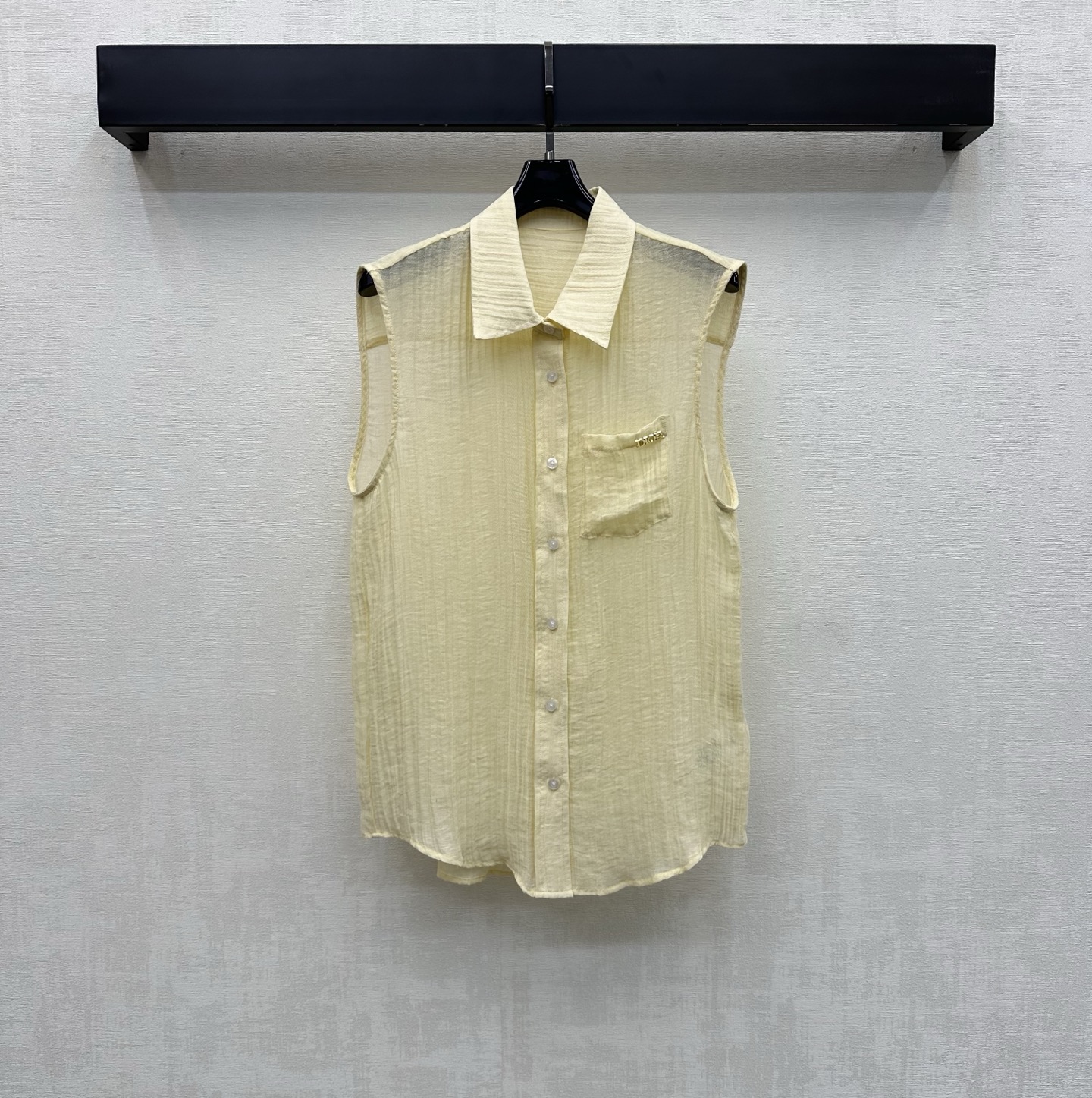 NO:800566,Dio*2026 new products are on the shelves. Pleated lapel sleeveless shirts are made of imported YB cotton and linen. They are draped and comfortable. Full-body pleated texture with single-side pocket design adds layering to the look. Decorated with iconic letters and metal logos to highlight the brand tone. Placket buttons are adjustable for easy putting on and taking off. Development of surface accessories. Tailored lapel sleeveless shirts. Can be paired with skirts from the same series. Easily manage high-end fashionable outfits for commuting and vacation. High version 2 colors, dior, skirts, shirts,19860909Dio*2026新品上架褶皱翻领无袖衬衫定制YB进口棉麻材质 垂顺舒适 通体褶皱肌理配合单侧口袋设计 增添造型层次感 点缀标志性字母金属徽标装饰 彰显品牌调性 开襟纽扣调节方便穿脱 面辅料开发 翻领无袖衬衣剪裁 可搭配同系列半裙 通勤度假轻松驾驭高级时髦穿搭 高版本2色,,dior,skirts,shirts,,Women's clothing