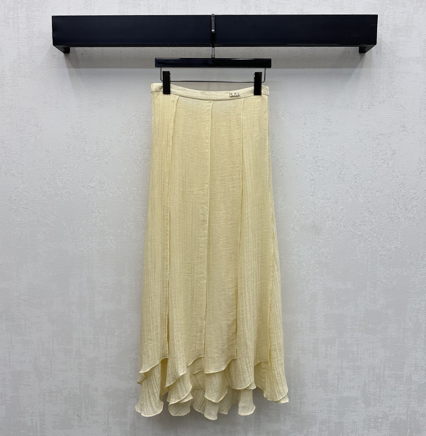 NO:800569,Dio*2026 new arrival pleated lace skirt, custom made of YB imported cotton and linen material, draped and comfortable, all-over pleated texture with irregular lace cutting design, adding layering to the look, metal logo decoration with iconic letters on the waist, highlighting the brand tone, side zipper adjustment for easy putting on and taking off, development of surface accessories, high waist long skirt cut, can be matched with shirts of the same series, easy to control high-end fashionable wear for commuting and vacation, high version 2 colors, dior, skirts,19860909Dio*2026新品上架褶皱花边半裙定制YB进口棉麻材质 垂顺舒适 通体褶皱肌理配合不规则花边裁剪设计 增添造型层次感 腰侧点缀标志性字母金属徽标装饰 彰显品牌调性 侧拉链调节方便穿脱 面辅料开发 高腰长半裙剪裁 可搭配同系列衬衣 通勤度假轻松驾驭高级时髦穿搭 高版本2色,,dior,skirts,,Women's clothing