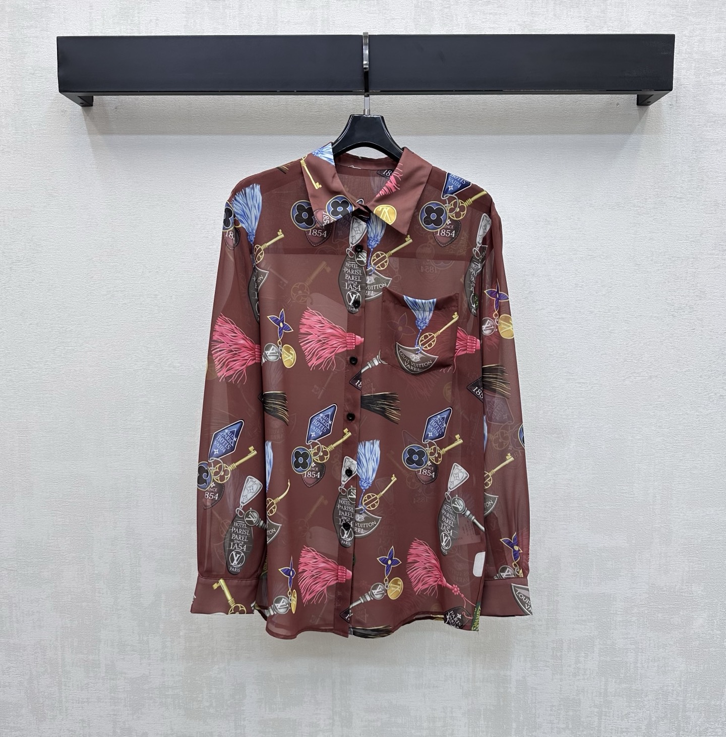 NO:800572,Louis Vuitto*2026 new arrivals printed tulle shirt, customized YB imported light sheer material, breathable, comfortable and delicate, multi-style logo pattern elements printed all over the body to highlight the brand tone, placket button adjustment and unilateral pocket decoration on the chest, adding layering to the look, development of surface accessories, regular lapel long-sleeved shirt tailoring, easy to wear for commuting and vacation, high version, louis vuitton, shirts,19860909Louis Vuitto*2026新品上架印花薄纱衬衣定制YB进口轻薄透纱材质 透气舒适细腻 通体满印多样式徽标图案元素 彰显品牌调性 开襟纽扣调节配合胸前单侧口袋装饰 增添造型层次感 面辅料开发 常规翻领长袖衬衫剪裁 通勤度假轻松驾驭穿搭  高版本,,louis vuitton,shirts,,Women's clothing