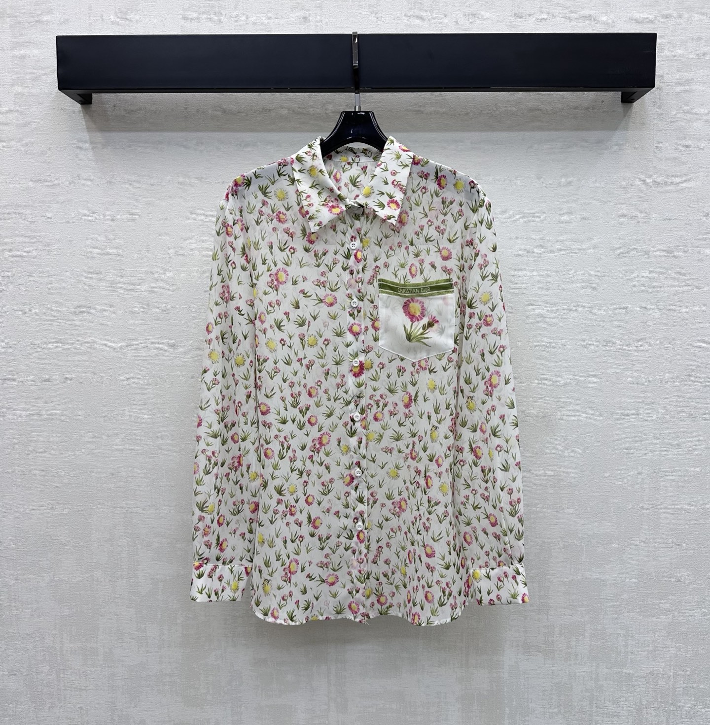 NO:800579,Dio*2026 New Arrival Printed Tulle Shirt Customized YB Imported Light Sheer Material Breathable, Comfortable and Delicate Full-body Printed Flower Pattern Elements Echoing the Letter Logo Details on the Pocket Edge Highlighting the Brand Tonality The placket button adjustment matches the single-side pocket decoration on the chest to add layering to the look. Development of surface accessories Regular lapel long-sleeved shirt tailoring Easy to wear for commuting and vacationing High version, dior, shirts,19860909Dio*2026新品上架印花薄纱衬衣定制YB进口轻薄透纱材质 透气舒适细腻 通体满印花朵图案元素 呼应口袋边缘字母徽标细节 彰显品牌调性 开襟纽扣调节配合胸前单侧口袋装饰 增添造型层次感 面辅料开发 常规翻领长袖衬衫剪裁 通勤度假轻松驾驭穿搭  高版本,,dior,shirts,,Women's clothing
