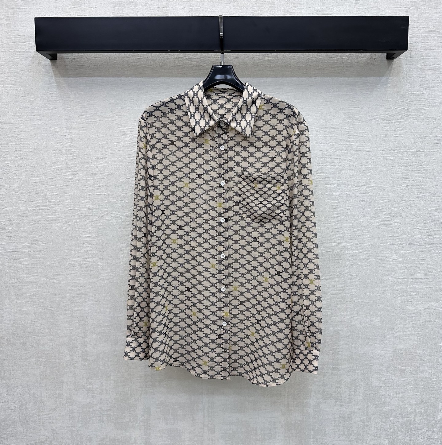 NO:800577,Celin*2026 new arrival printed gauze shirt customized with YB imported light sheer material. Breathable, comfortable and delicate. The Arc de Triomphe logo pattern elements are printed all over the body to highlight the brand tone. The placket button adjustment is matched with the single-side pocket decoration on the chest to add layering to the look. The development of surface accessories. Regular lapel long-sleeved shirt tailoring. Easy to wear for commuting and vacation. High version,,celine,shirts,19860909Celin*2026新品上架印花薄纱衬衣定制YB进口轻薄透纱材质 透气舒适细腻 通体满印凯旋门徽标图案元素 彰显品牌调性 开襟纽扣调节配合胸前单侧口袋装饰 增添造型层次感 面辅料开发 常规翻领长袖衬衫剪裁 通勤度假轻松驾驭穿搭  高版本,,celine,shirts,,Women's clothing