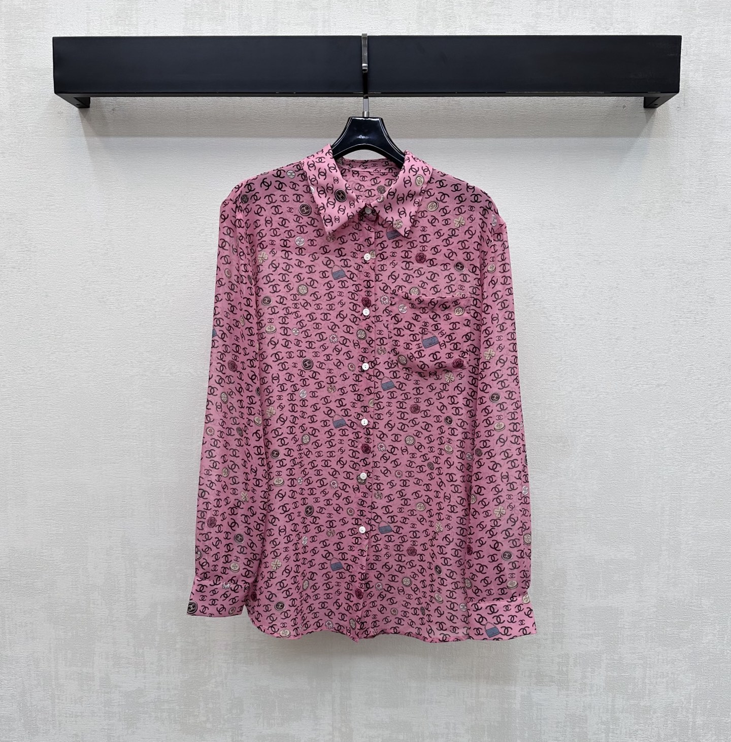 NO:800568,Chane*2026 New Arrival Printed Tulle Shirt Customized YB imported light sheer material Breathable, comfortable and delicate Double C logo pattern elements printed all over the body Highlight the brand tone Adjustable placket buttons and unilateral pocket decoration on the chest Add layering to the look Development of surface accessories Regular lapel long-sleeved shirt tailoring Easy to wear for commuting and vacation High version 2 colors 36 38 40,,chanel,shirts,19860909Chane*2026新品上架印花薄纱衬衣定制YB进口轻薄透纱材质 透气舒适细腻 通体满印双 C徽标图案元素 彰显品牌调性 开襟纽扣调节配合胸前单侧口袋装饰 增添造型层次感 面辅料开发 常规翻领长袖衬衫剪裁 通勤度假轻松驾驭穿搭  高版本2色36 38 40,,chanel,shirts,,Women's clothing