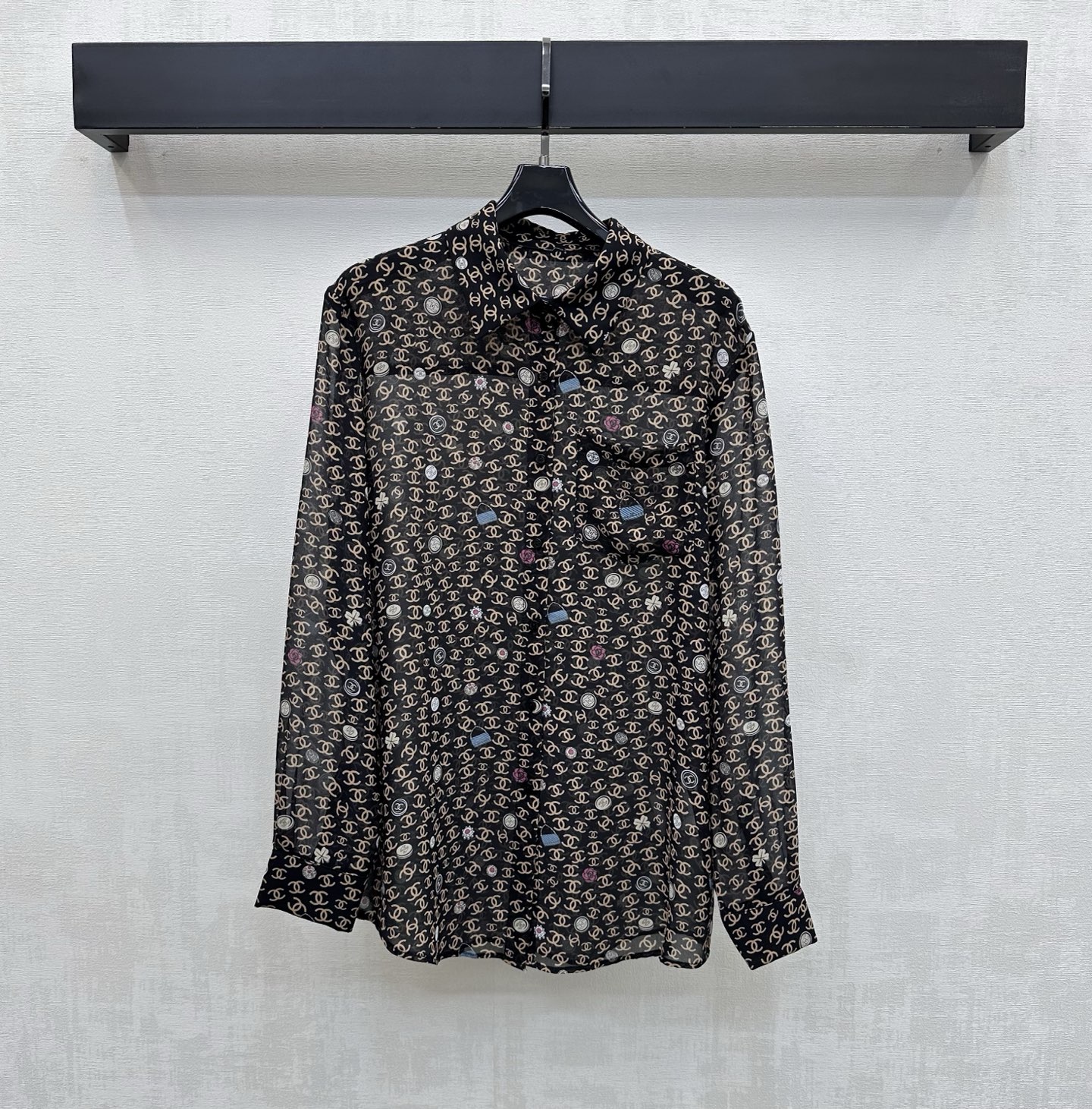 NO:800563,Chane*2026 New Arrival Printed Tulle Shirt Customized YB imported light sheer material Breathable, comfortable and delicate Double C logo pattern elements printed all over the body Highlight the brand tone Adjustable placket buttons and unilateral pocket decoration on the chest Add layering to the look Development of surface accessories Regular lapel long-sleeved shirt tailoring Easy to wear for commuting and vacation High version 2 colors 36 38 40,,chanel,shirts,19860909Chane*2026新品上架印花薄纱衬衣定制YB进口轻薄透纱材质 透气舒适细腻 通体满印双 C徽标图案元素 彰显品牌调性 开襟纽扣调节配合胸前单侧口袋装饰 增添造型层次感 面辅料开发 常规翻领长袖衬衫剪裁 通勤度假轻松驾驭穿搭  高版本2色36 38 40,,chanel,shirts,,Women's clothing