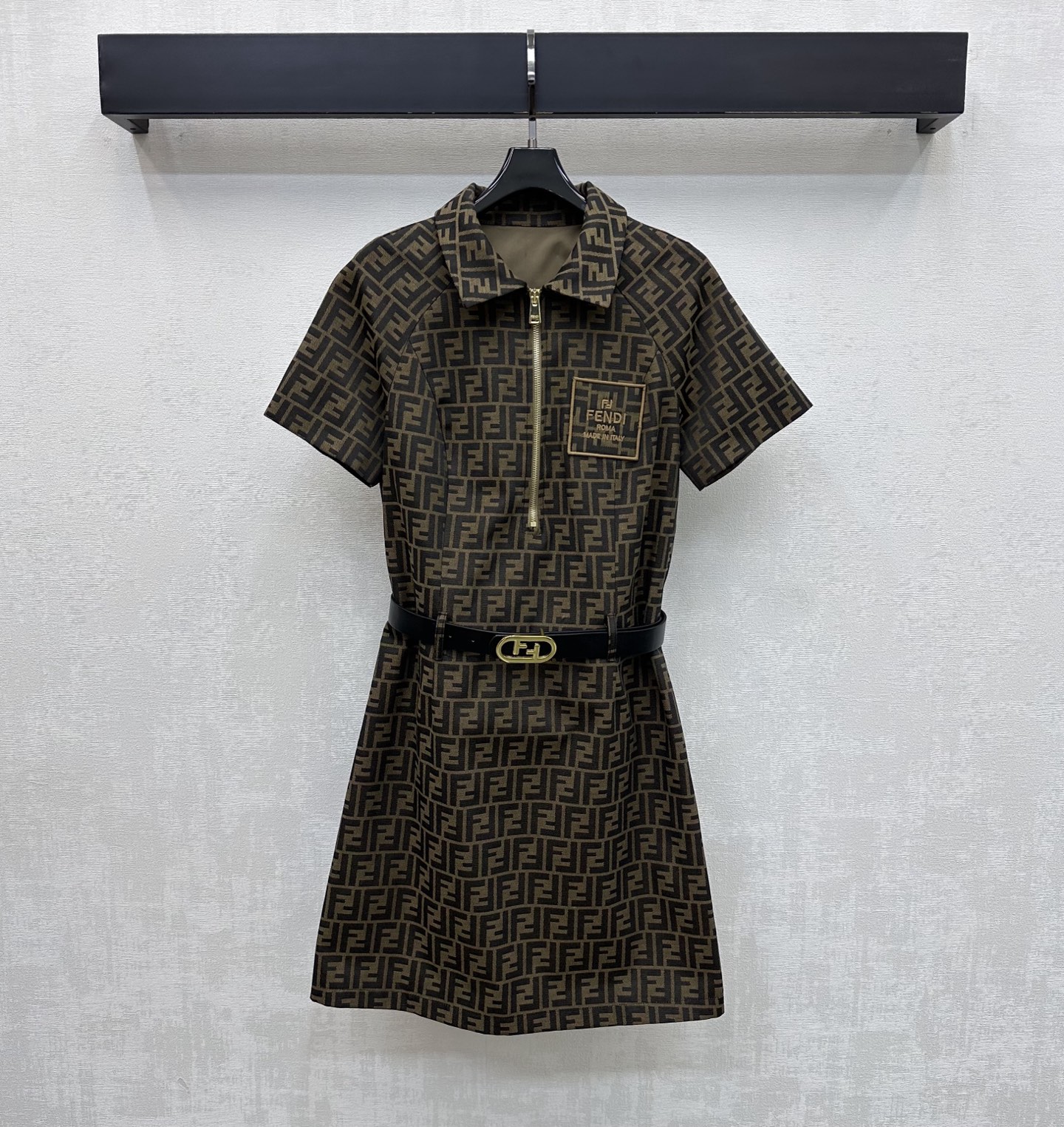 NO:800581,Fend*2026 new arrivals jacquard belt dress made of imported YB jacquard material. Very wide, comfortable and stylish. The half-open zipper is used to adjust the belt outline design to add layering to the look. The chest is embellished with iconic letter embroidery logo decoration. It is combined with double F jacquard elements all over the body to highlight the brand tone. Surface accessories development. Lapel short-sleeved dress tailoring. The upper body is full of fashion and elegance. Easy to wear for commuting and vacation, giving a foreign style. High version, fendi, skirts, T-shirt,19860909Fend*2026新品上架提花腰带连衣裙定制YB进口提花材质 挺阔舒适有型 沿用半开襟拉链调节皮带勾勒设计 增添造型层次感 胸口点缀标志性字母刺绣徽标装饰 配合通体满铺双F提花元素 彰显品牌调性 面辅料开发 翻领短袖连衣裙剪裁 上身充满时尚优雅气息 通勤度假轻松穿搭出洋气感  高版本,,fendi,skirts,T-shirt,,Women's clothing