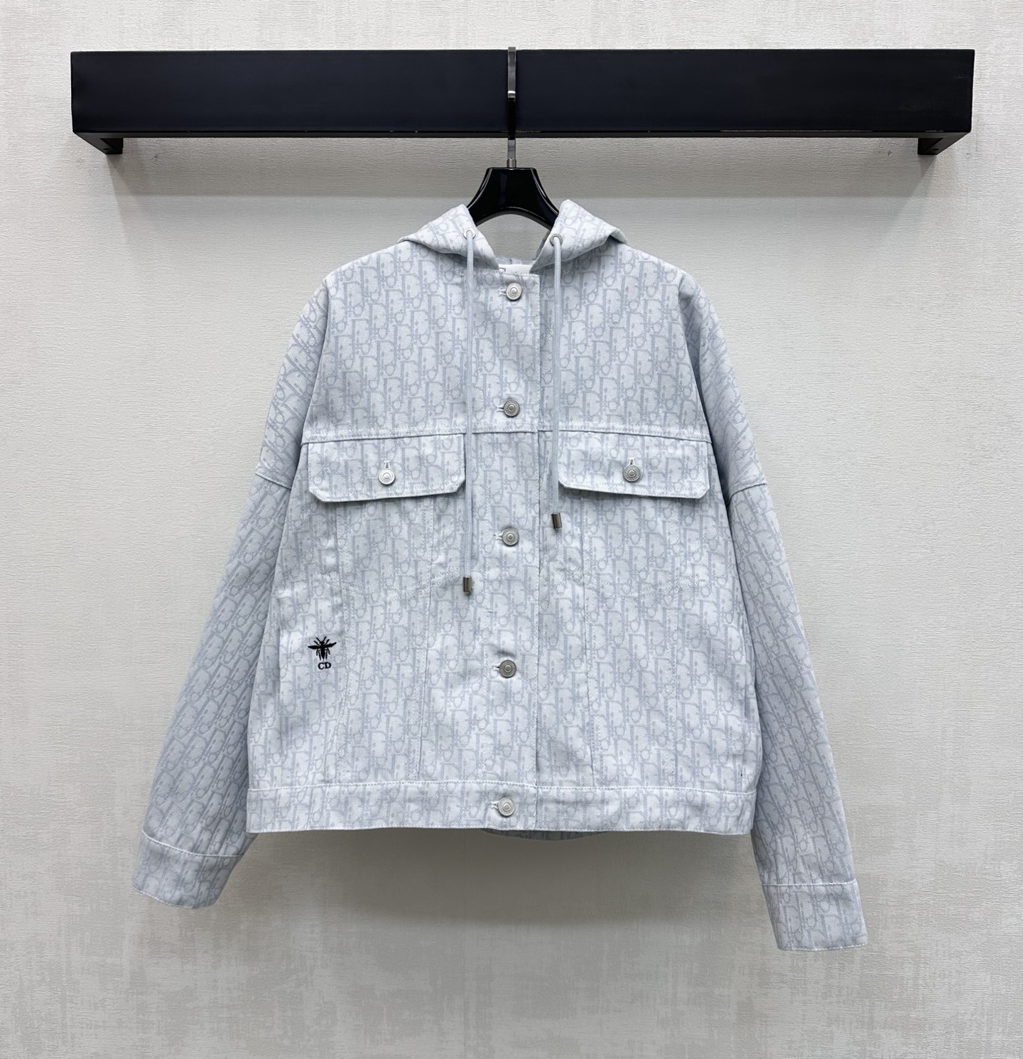 NO:800611,Dio*2026 new arrivals, hooded jacquard denim jacket, custom made of YB imported twill cotton denim material, multiple washes, crisp and stylish, three-dimensional iconic letter jacquard elements all over the body, highlighting the brand's tone, placket button adjustment and symmetrical flap pocket decoration on the chest, adding layering to the look, creating a casual high street style, development of surface accessories, hooded silhouette jacket tailoring, can be paired with long shorts of the same series, and the complete set is very fashionable.  High version 2 colors,,dior,shorts,jackets & coats,jackets & coats,hats,19860909Dio*2026新品上架连帽提花牛仔外套定制YB进口斜纹棉牛仔材质 多重水洗 挺括有型 通体满铺立体标志性字母提花元素 彰显品牌调性 开襟纽扣调节配合胸前对称翻盖口袋装饰 增添造型层次感 打造休闲高街风格 面辅料开发 连帽廓形夹克外套剪裁 可搭配同系列长短裤 成套穿搭出彩时髦  高版本2色,,dior,shorts,jackets & coats,jackets & coats,hats,,Women's clothing
