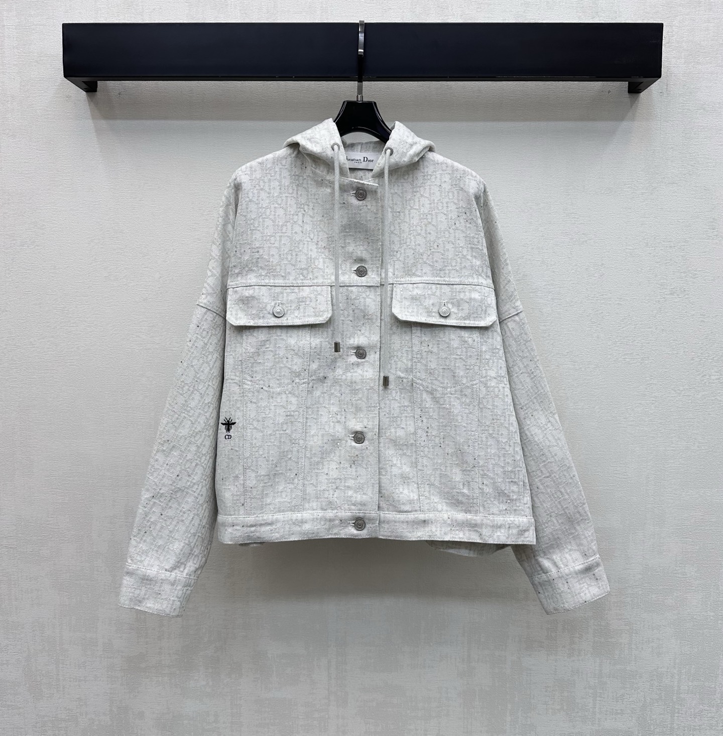 NO:800601,Dio*2026 new arrivals, hooded jacquard denim jacket, custom made of YB imported twill cotton denim material, multiple washes, crisp and stylish, three-dimensional iconic letter jacquard elements all over the body, highlighting the brand's tone, placket button adjustment and symmetrical flap pocket decoration on the chest, adding layering to the look, creating a casual high street style, development of surface accessories, hooded silhouette jacket tailoring, can be paired with long shorts of the same series, and the complete set is very fashionable.  High version 2 colors,,dior,shorts,jackets & coats,jackets & coats,hats,19860909Dio*2026新品上架连帽提花牛仔外套定制YB进口斜纹棉牛仔材质 多重水洗 挺括有型 通体满铺立体标志性字母提花元素 彰显品牌调性 开襟纽扣调节配合胸前对称翻盖口袋装饰 增添造型层次感 打造休闲高街风格 面辅料开发 连帽廓形夹克外套剪裁 可搭配同系列长短裤 成套穿搭出彩时髦  高版本2色,,dior,shorts,jackets & coats,jackets & coats,hats,,Women's clothing