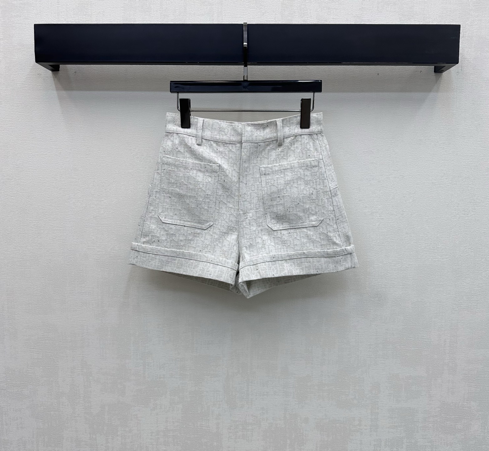 NO:800603,Dio*2026 new product launch folded jacquard denim shorts, custom made of YB imported twill cotton denim material, multiple washes, crisp and stylish, three-dimensional iconic letter jacquard elements all over the body, highlighting the brand tonality, symmetrical pocket details and folded trouser legs design, adding layering to the look, creating a casual high-street style. Development of surface accessories, high-waist buttoned straight shorts cut, can be paired with jackets from the same series, and the complete set is stylish and stylish  High version 2 colors, dior, shorts, jackets & coats,19860909Dio*2026新品上架翻折提花牛仔短裤定制YB进口斜纹棉牛仔材质 多重水洗 挺括有型 通体满铺立体标志性字母提花元素 彰显品牌调性 对称口袋细节配合翻折裤腿设计 增添造型层次感 打造休闲高街风格 面辅料开发 高腰系扣直筒短裤剪裁 可搭配同系列夹克 成套穿搭出彩时髦  高版本2色,,dior,shorts,jackets & coats,,Women's clothing