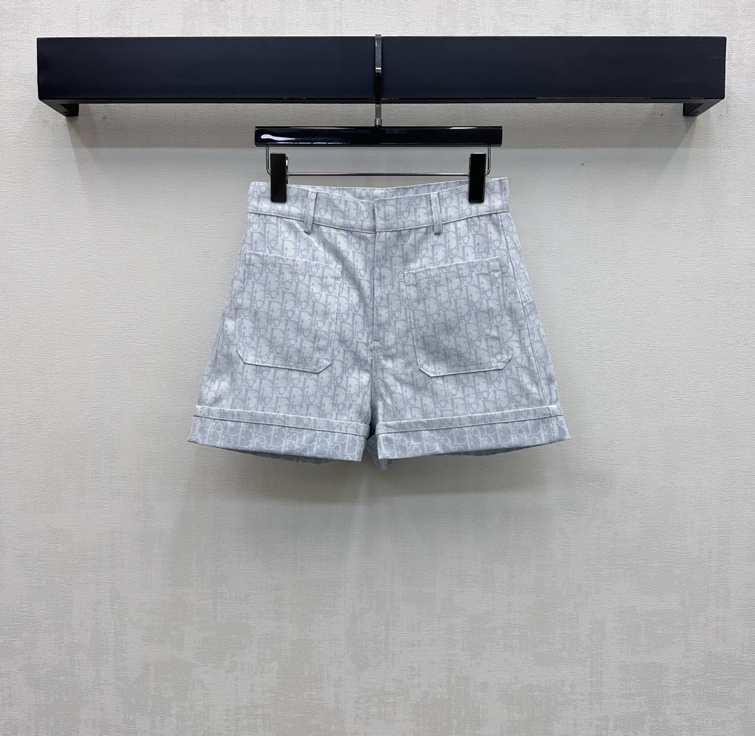 NO:800608,Dio*2026 new product launch folded jacquard denim shorts, custom made of YB imported twill cotton denim material, multiple washes, crisp and stylish, three-dimensional iconic letter jacquard elements all over the body, highlighting the brand tonality, symmetrical pocket details and folded trouser legs design, adding layering to the look, creating a casual high-street style. Development of surface accessories, high-waist buttoned straight shorts cut, can be paired with jackets from the same series, and the complete set is stylish and stylish  High version 2 colors, dior, shorts, jackets & coats,19860909Dio*2026新品上架翻折提花牛仔短裤定制YB进口斜纹棉牛仔材质 多重水洗 挺括有型 通体满铺立体标志性字母提花元素 彰显品牌调性 对称口袋细节配合翻折裤腿设计 增添造型层次感 打造休闲高街风格 面辅料开发 高腰系扣直筒短裤剪裁 可搭配同系列夹克 成套穿搭出彩时髦  高版本2色,,dior,shorts,jackets & coats,,Women's clothing