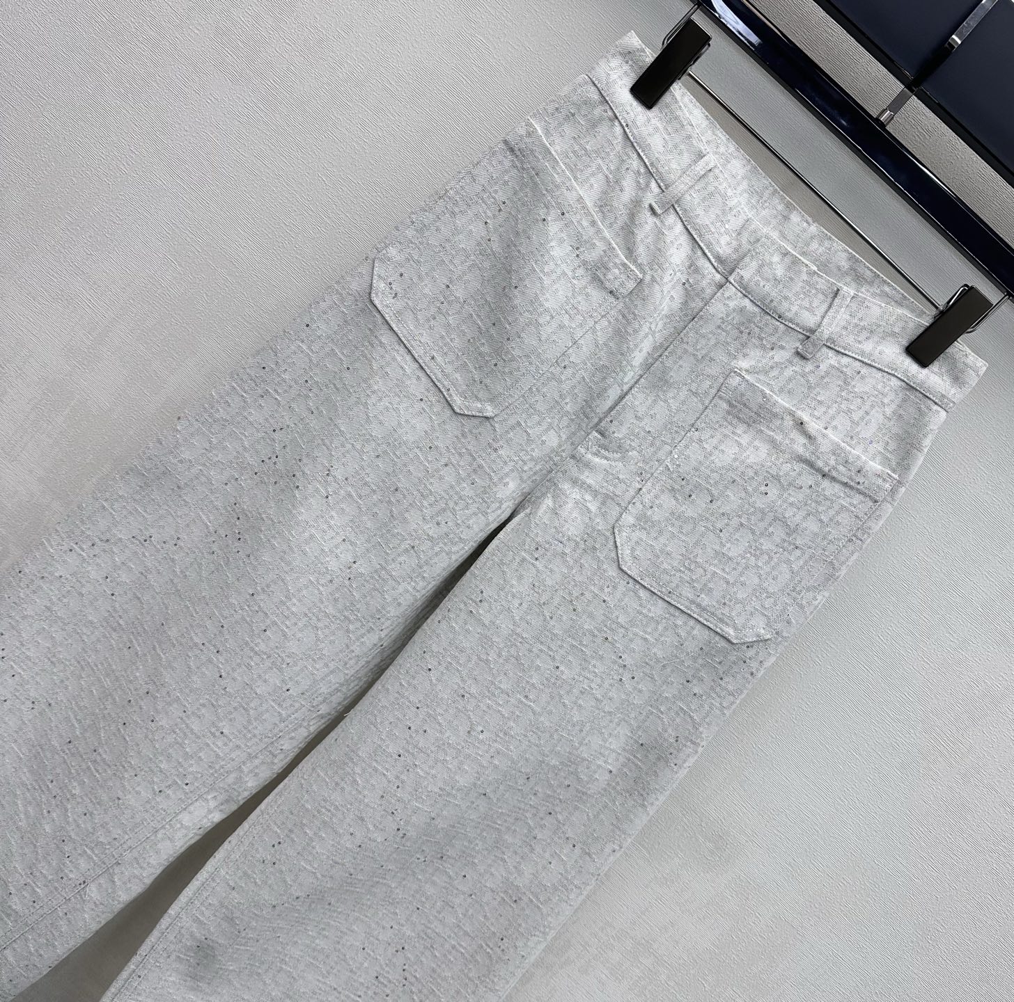 NO:800616,Dio*2026 new arrivals folded jacquard denim trousers, customized YB imported twill cotton denim material, multiple washes, crisp and stylish, three-dimensional iconic letter jacquard elements all over the body, highlighting the brand tonality, symmetrical pocket details and folded trouser leg design, adding layering to the look, creating a casual high street style. Development of surface accessories, high waist buttoned straight trousers cut, can be matched with the same series of jackets, complete sets are stunning and fashionable, high version 2 colors, dior, jackets &  coats,19860909Dio*2026新品上架翻折提花牛仔长裤定制YB进口斜纹棉牛仔材质 多重水洗 挺括有型 通体满铺立体标志性字母提花元素 彰显品牌调性 对称口袋细节配合翻折裤腿设计 增添造型层次感 打造休闲高街风格 面辅料开发 高腰系扣直筒长裤剪裁 可搭配同系列夹克 成套穿搭出彩时髦  高版本2色,,dior,jackets & coats,,Women's clothing