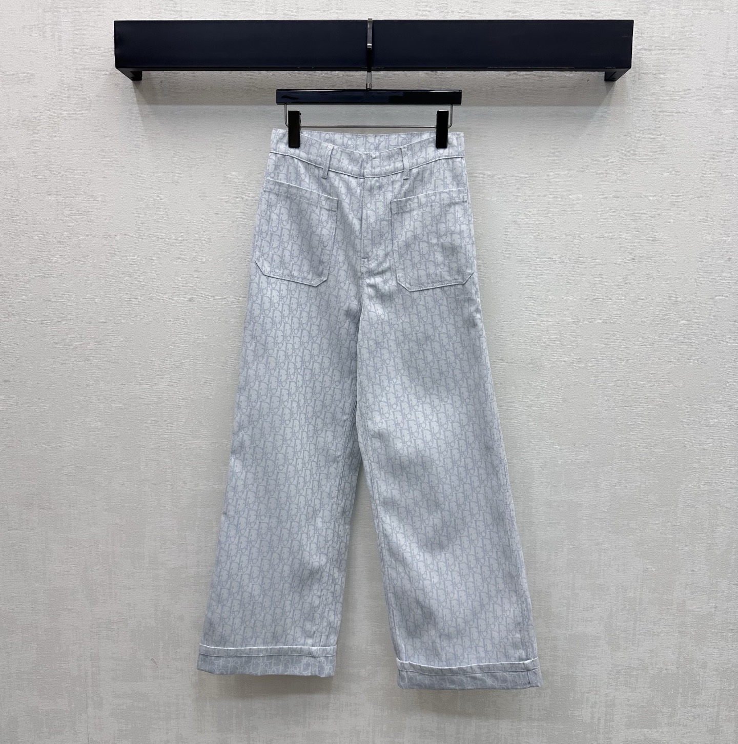 NO:800596,Dio*2026 new arrivals folded jacquard denim trousers, customized YB imported twill cotton denim material, multiple washes, crisp and stylish, three-dimensional iconic letter jacquard elements all over the body, highlighting the brand tonality, symmetrical pocket details and folded trouser leg design, adding layering to the look, creating a casual high street style. Development of surface accessories, high waist buttoned straight trousers cut, can be matched with the same series of jackets, complete sets are stunning and fashionable, high version 2 colors, dior, jackets &  coats,19860909Dio*2026新品上架翻折提花牛仔长裤定制YB进口斜纹棉牛仔材质 多重水洗 挺括有型 通体满铺立体标志性字母提花元素 彰显品牌调性 对称口袋细节配合翻折裤腿设计 增添造型层次感 打造休闲高街风格 面辅料开发 高腰系扣直筒长裤剪裁 可搭配同系列夹克 成套穿搭出彩时髦  高版本2色,,dior,jackets & coats,,Women's clothing